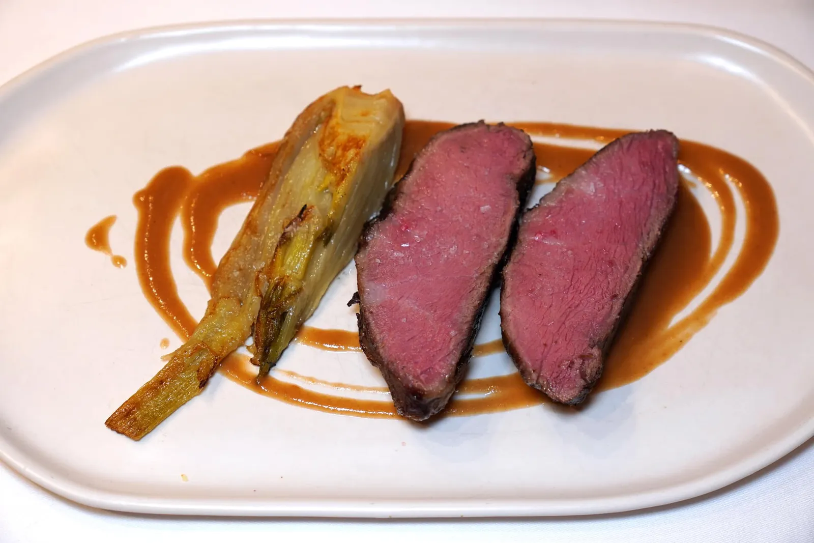 Presa ibérica “Joselito” a baixa temperatura amb fonoll (18 €) เนื้อหมูดำ Iberico ตุ๋นในอุณหภูมิต่ำจนสุกกำลังดี ด้านบนโรยด้วยเกลือเพื่อดึงรสชาติของเนื้อให้เด่นชัดมากขึ้น เชฟเสิร์ฟมาคู่กันกับเฟนเนล ด้านล่างรองด้วยซอส Jus เข้มข้น (14/20)