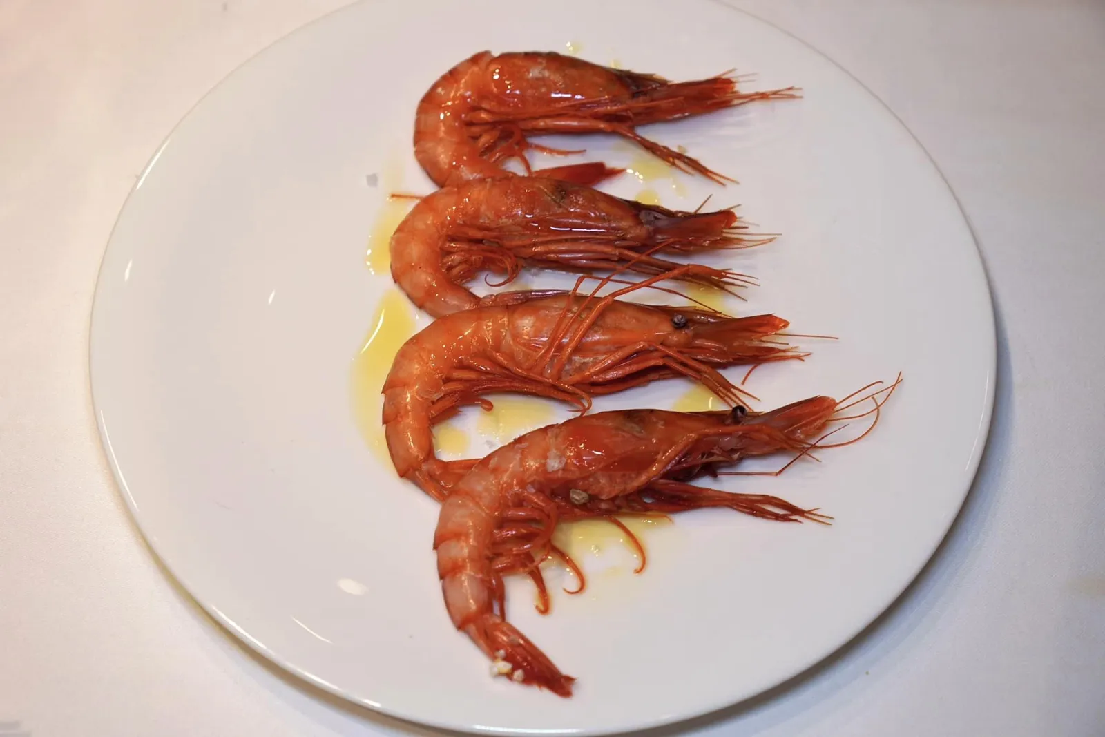 Gamba XL Palamós a la sal (24 €/100 g) กุ้งหวานจากเมือง Palamós คัดขนาดเฉพาะไซซ์ XL นำมาย่างเกลือแบบง่าย ๆ เนื้อกุ้งมีความหวานพอเหมาะ รสเค็มของเกลือช่วยชูความหวานของเนื้อกุ้งให้โดดเด่นมากยิ่งขึ้น (13/20)