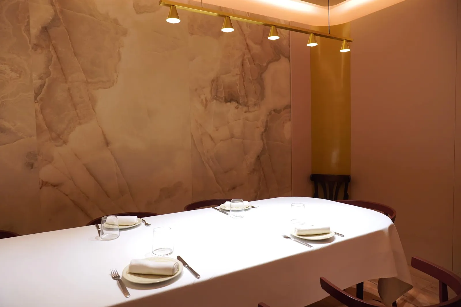 เชฟผู้ช่วยเจ้าของร้าน Antonella เคยผ่านงานในห้องอารระดับ 3 MICHELIN Stars มาแล้วมากมายทั้ง Quique Dacosta, Azurmendi, Aponiente และ Uliassi จึงมั่นใจได้ว่าประสบการณ์ของเธอนั้นไม่ธรรมดา