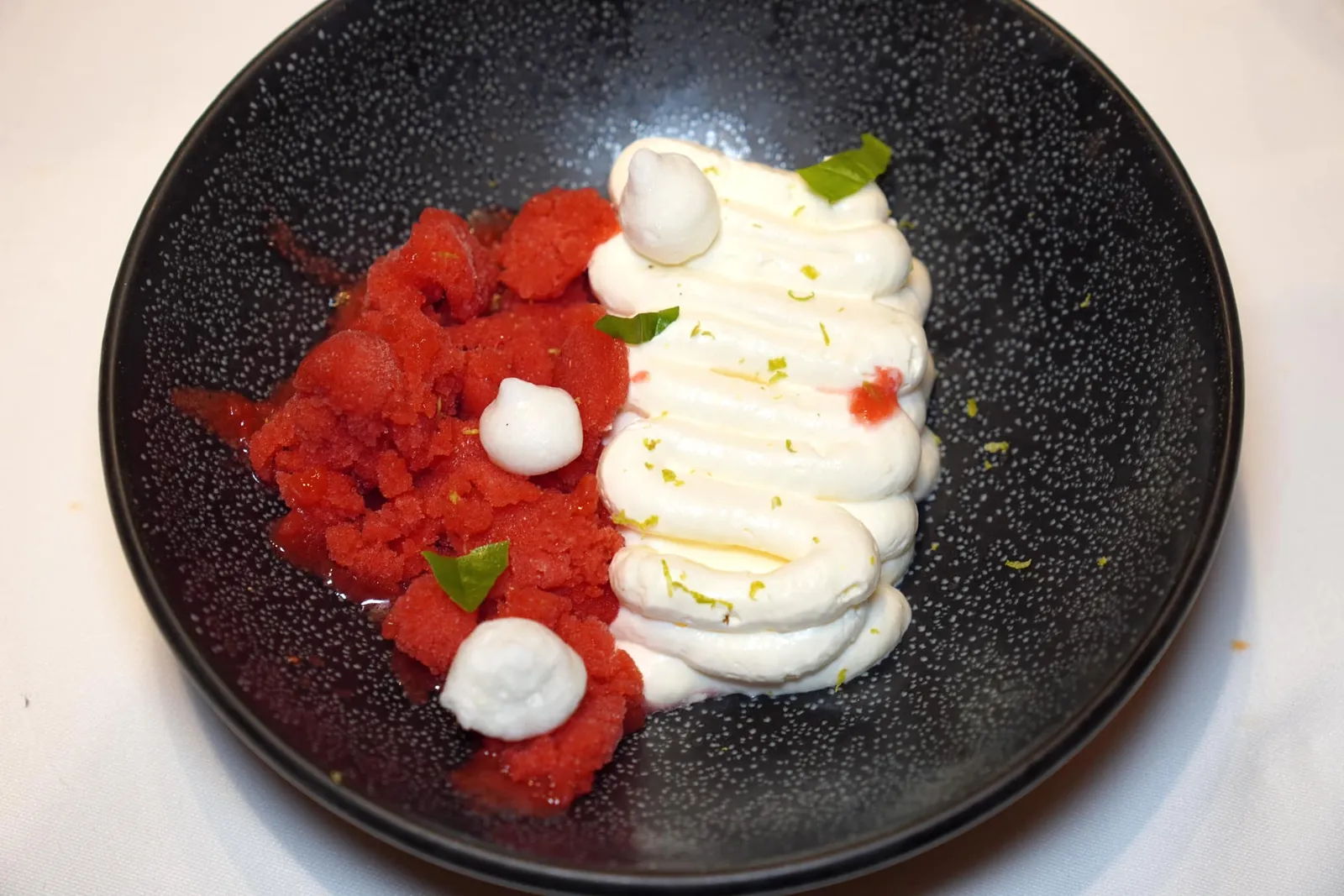 Mousse de mascarpone, granita de maduixa i mini merengues (7 €) ของหวานจานแรกคือมัสคาโปเน่มูสเสิร์ฟมากับสตรอว์เบอร์รี่กรานิต้าและเมอแรงก์จิ๋ว (13/20)
