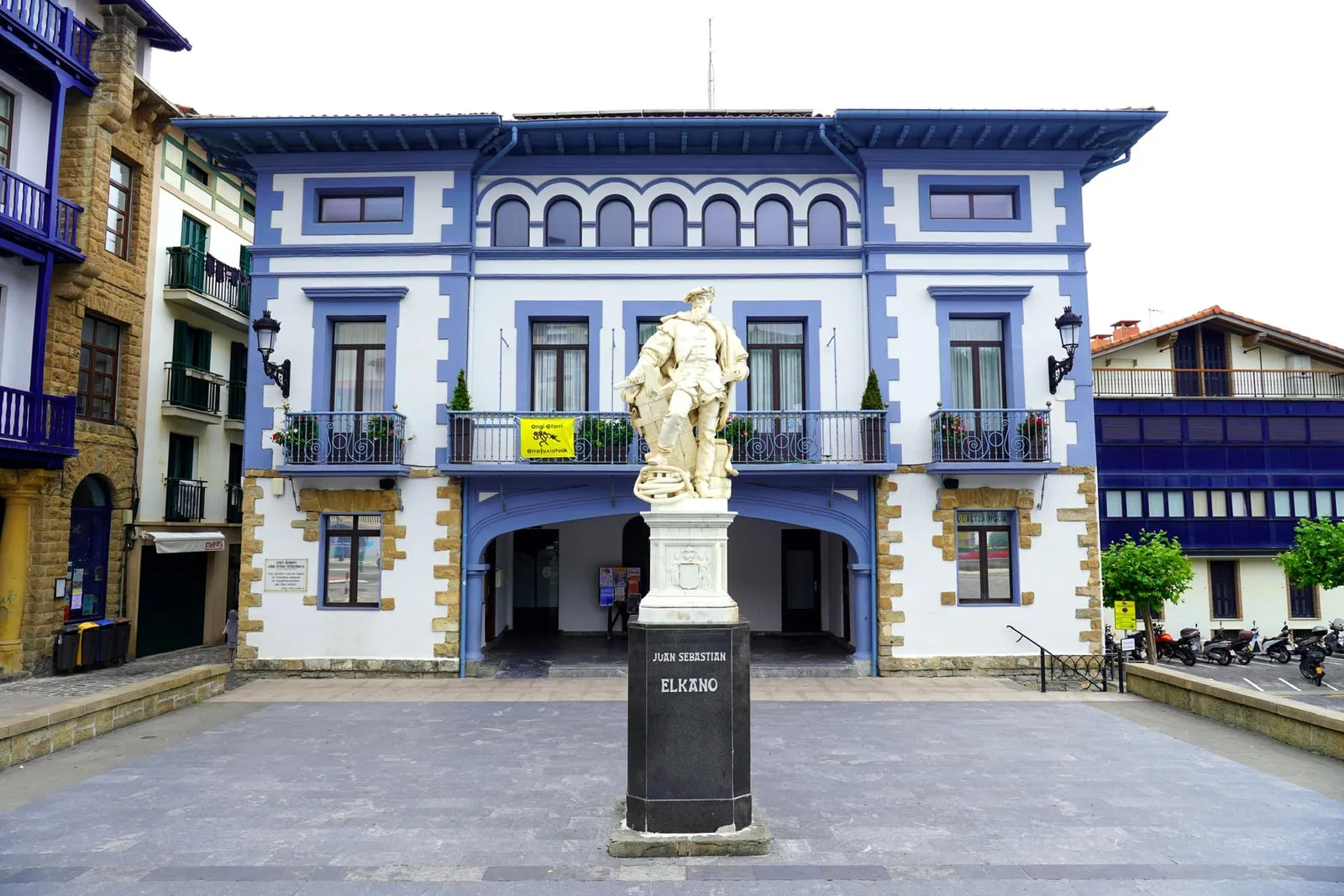 Getaria เป็นบ้านเกิดของ Juan Sebastián Elcano นักเดินเรือผู้เดินทางไปกับคณะของ Ferdinan Magellan เพื่อสำรวจโลกให้กับราชสำนักสเปนตามข้อตกลงในสนธิสัญญาทอร์เดซิลลาส (Treaty of Tordesillas) ที่ระบุเอาไว้ให้สเปนสามารถเดินทางสำรวจโลกไปทางทิศตะวันตกเท่านั้นก่อนจะสร้างประวัติศาสตร์เป็นมนุษย์คนแรกที่สามารถเดินทางรอบโลกได้สำเร็จในปี 1522