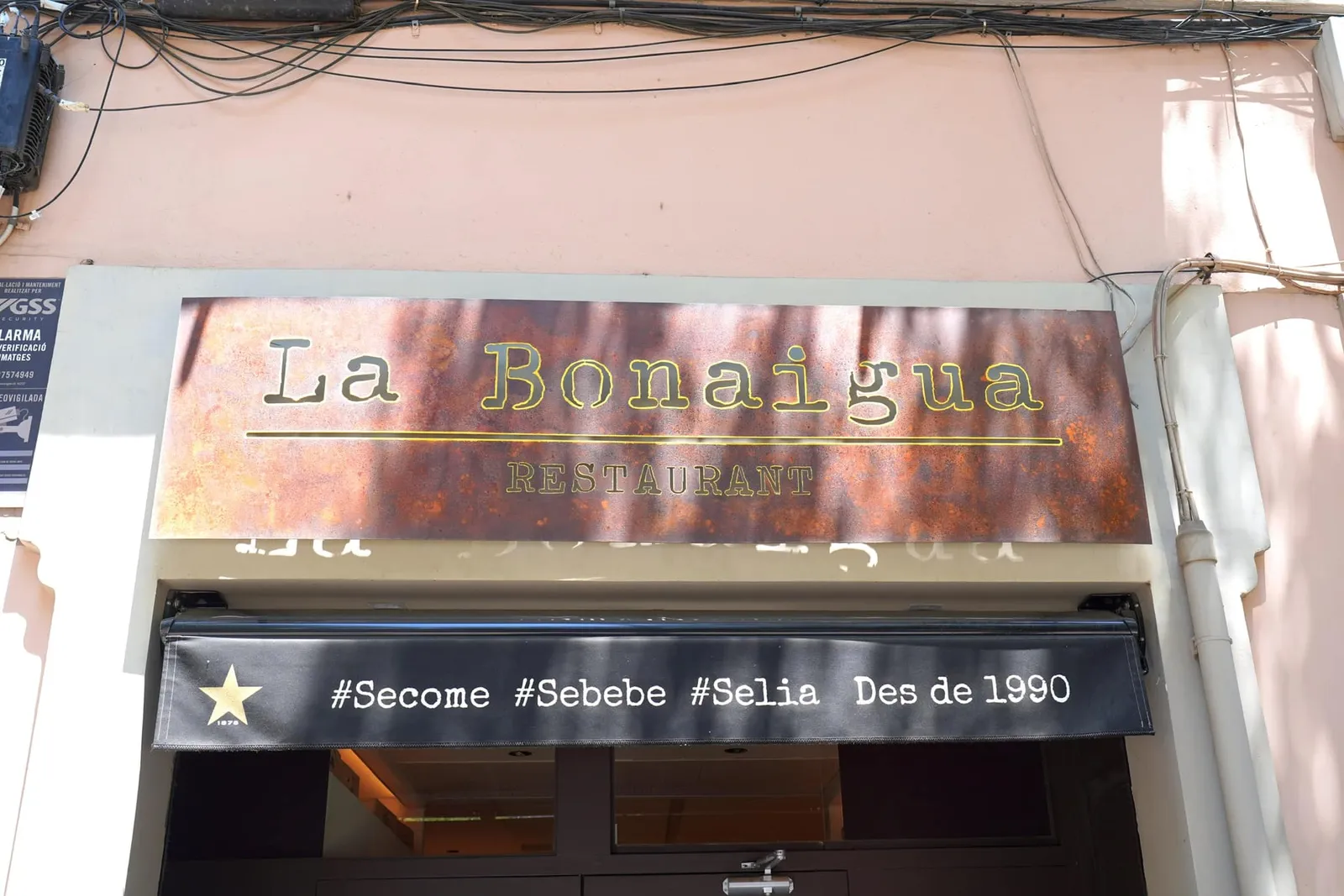 🎗 สำหรับเพื่อน ๆ ที่มองหาร้านอาหารพื้นบ้านรสชาติดีและราคาสมเหตุสมผลในนคร Barcelona ก็อย่าลืมติดต่อมาจองล่วงหน้ากันได้ทางโทรศัพท์ที่เขียนเอาไว้เพราะตัวร้านมักถูกจองเต็มตลอดเวลาแม้กระทั่งในช่วงกลางวัน เราเชื่อว่า La Bonaigua จะไม่ทำให้ทุกคนผิดหวังอย่างแน่นอน