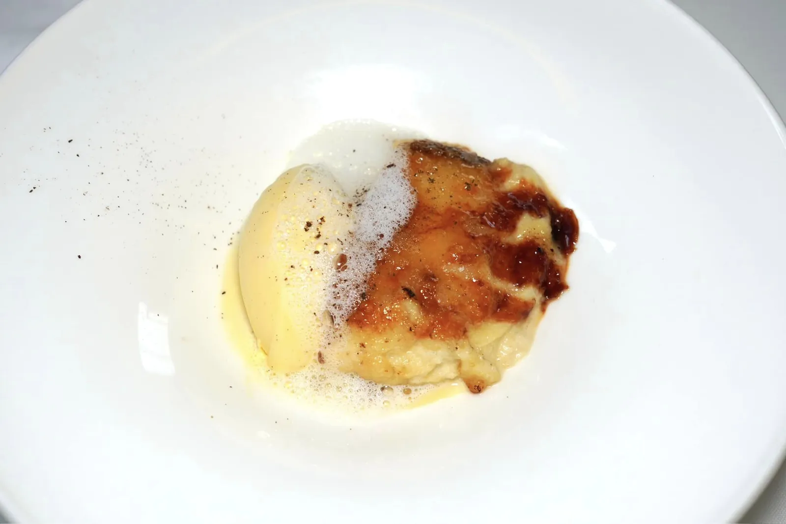 Torrija caramelizada con helado de vainilla (13.5 €) Caramelized french toast with vanilla ice cream หนึ่งในของหวานที่ได้รับความนิยมจากห้องอาหารทั่วประเทศสเปนคือ Torrija หรือ French Toast เนื้อนุ่มเนียน เราสามารถสัมผัสได้ถึงความละมุนราวกับคัสตาร์ดชั้นยอด ด้านบนผ่านการเบิร์นจนเกิดเลเยอร์กรอบขึ้นมาเพียงบาง ๆ เชฟเสิร์ฟมาอุ่น ๆ ให้ตัดกันกับความหอมมันของไอศกรีมวานิลลารสเลิศ (17/20)