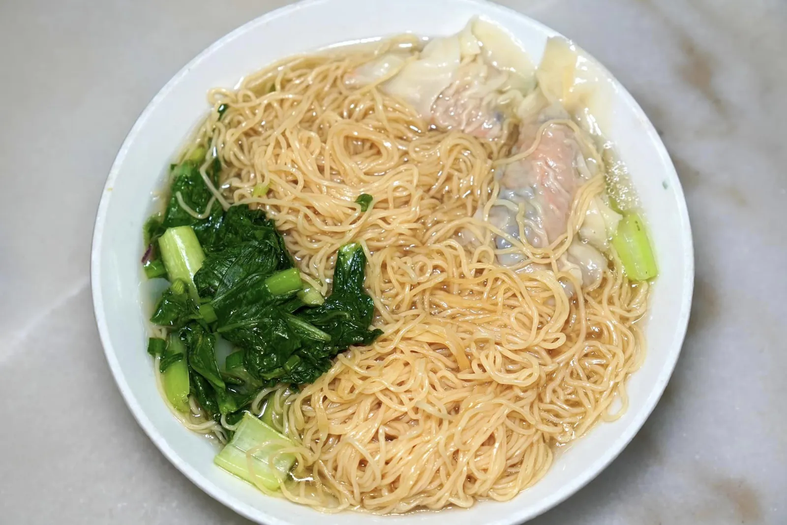 香港細蓉竹昇麵 (湯) (大) (9.9 RM) Classic Tok Tok Mee (Soup) เมนูคลาสสิคที่ถอดแบบมาจากเกาะฮ่องกงอย่าง “หวั่นทั่นหมี่” หรือเส้นบะหมี่ที่ผ่านการนวดด้วยปล้องไม้ไผ่ขนาดยักษ์จนลวกแล้วมีเนื้อสัมผัสนุ่มนอก กรึบตรงกลางพอเหมาะ เชฟเสิร์ฟมากับผักลวกกรอบ ๆ และไฮไลท์คือเกี๊ยวกุ้งที่มีแป้งบางพอเหมาะ ไส้กุ้งด้านในให้รสหวานจากธรรมชาติอีกด้วย (15/20)
