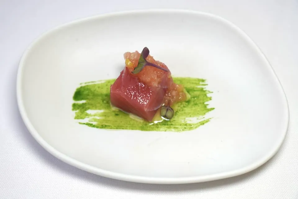 Amuse-bouche Red Tuna เริ่มต้นด้วยของว่างเรียกน้ำย่อยอย่างปลาทูน่าครีบเหลืองที่เพิ่งจับกันสด ๆ เมื่อช่วงเช้าที่ผ่านมา เนื้อปลานุ่มละมุน มีความมันในอัตราส่วนพอเหมาะตัดกันกับความเปรี้ยวที่ได้จาก Vinaigrette ซึ่งเตรียมมาจากมะเขือเทศและหัวหอม (16/20)