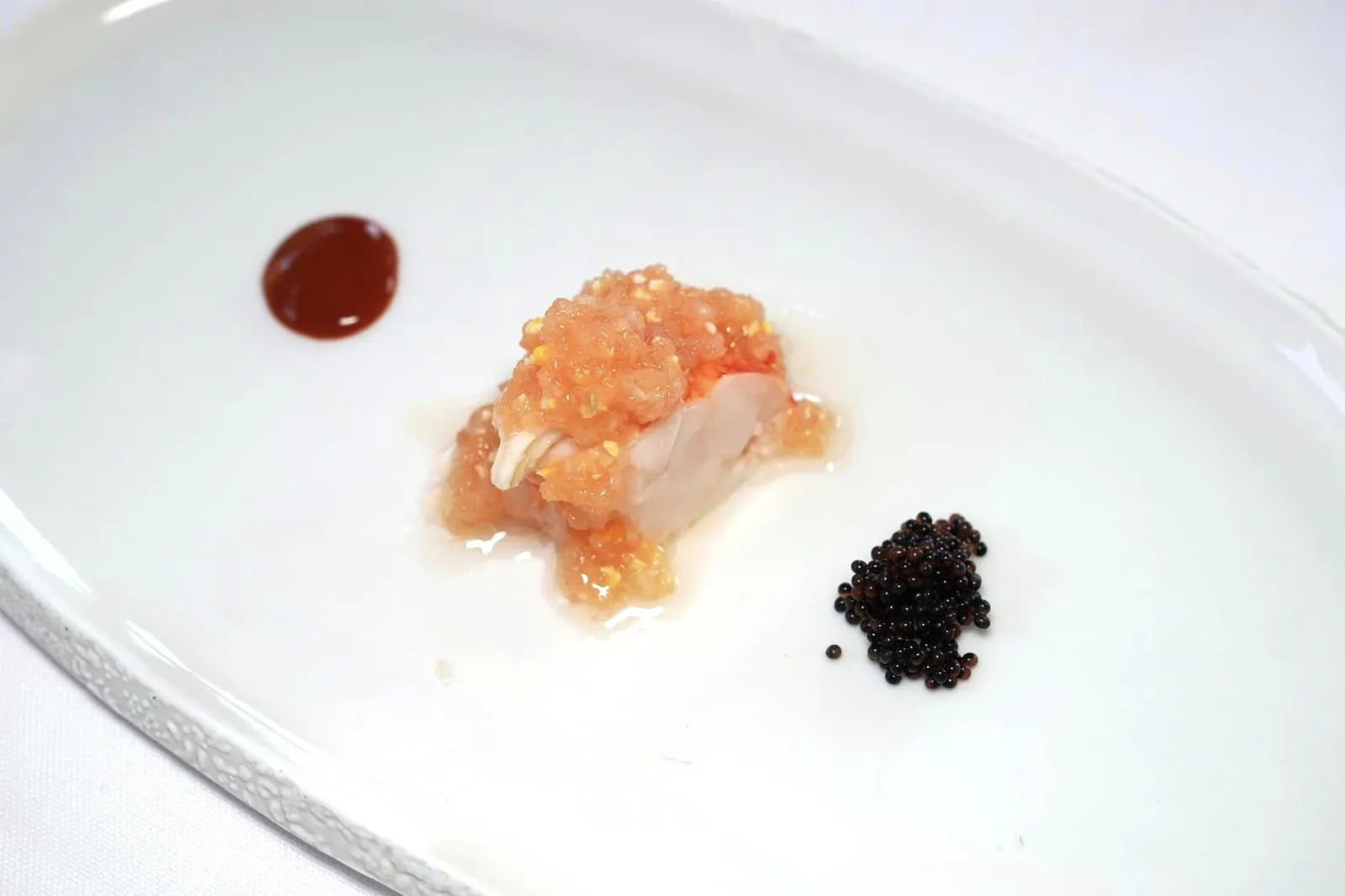 Anti salpicón de bogavante (35 €) Marinated lobster สำหรับเนื้อกุ้งล็อบสเตอร์เชฟได้คัดเลือกเฉพาะส่วนหางของกุ้งเพศเมียซึ่งมีอัตราส่วนไขมันที่น้อยลงและมีรสชาติหวานที่โดดเด่น เชฟเสิร์ฟมาควบคู่ไปกับซอส Vinaigrette และไข่กุ้งที่มีทั้งความกรึบ หอม มัน อร่อยอย่าบอกใคร (ขนาดในภาพคือ 1/4 ของจานปกติ) (16/20)