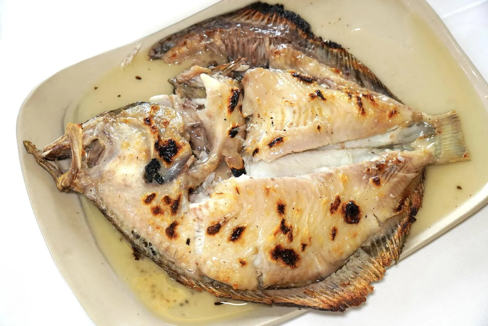 Rodaballo (104 €/kg, 145.60 €/1.4 kg) Grilled Turbot กระทั่งวันหนึ่งมีลูกค้านำปลาเทอร์บอตมาที่ร้าน Elkano เพื่อให้คุณ Pedro Arregui จัดการแต่แทนที่เขาจะแล่เนื้อออกเป็นชิ้น ๆ เขากลับเลือกที่จะนำปลาทั้งตัวไปย่างบนเตาถ่านจนได้มาซึ่งเนื้อที่ยังคงความชุ่มฉ่ำเอาไว้ได้อย่างสมบูรณ์แบบ ตั้งแต่วันนั้นมาเมนูปลาเทอร์บอตย่างทั้งตัวได้กลายมาเป็น Signature Dish ประจำร้านและได้รับการกล่าวขานเป็นตำนานแห่งเมือง Getaria มาจนถึงทุกวันนี้ (18/20)