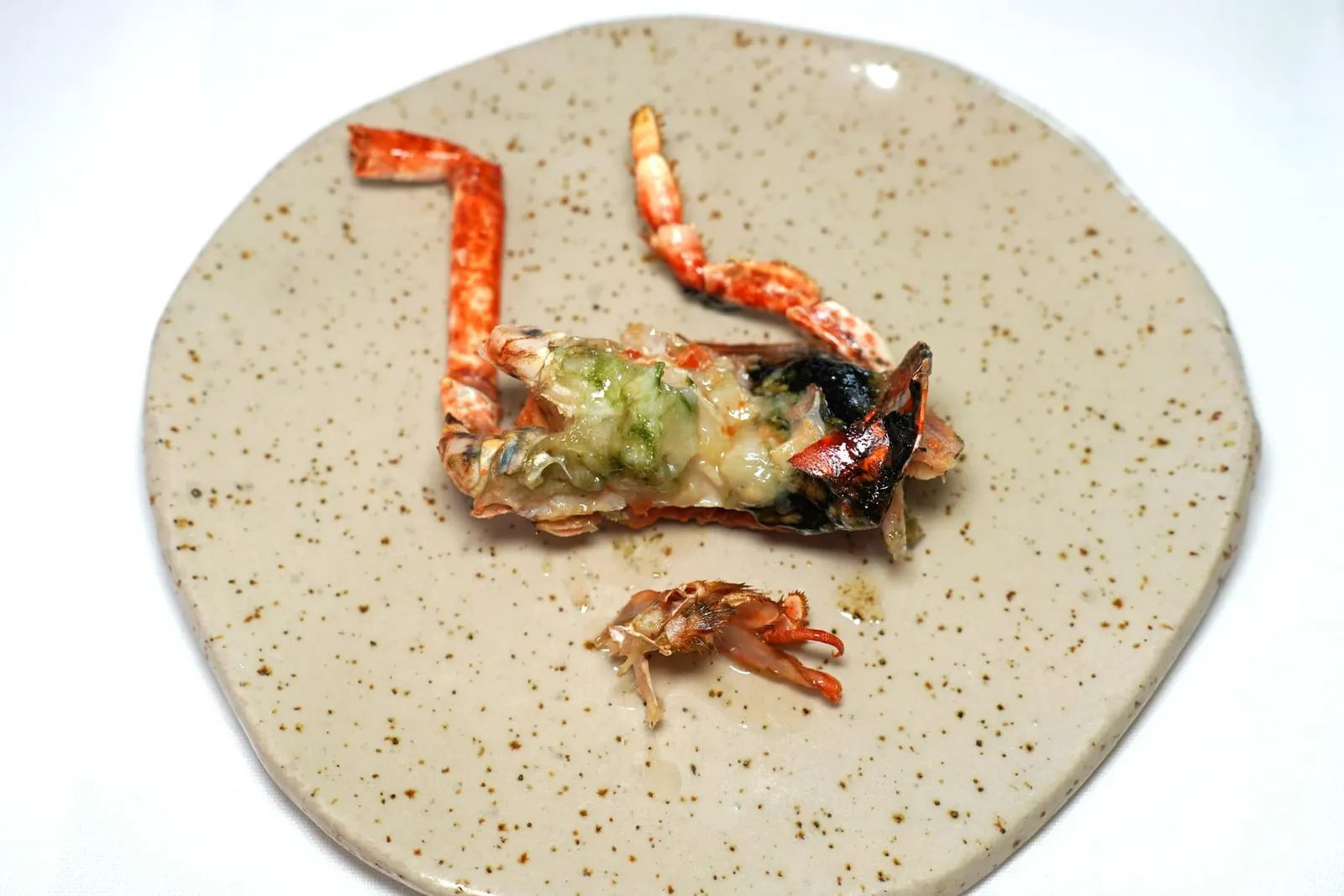 Cabeza de bogavante (30 €) Lobster grilled head หนึ่งในจานที่สร้างความประทับใจให้กับเราได้มากที่สุดในมื้อนี้คือหัวกุ้งล็อบสเตอร์ย่างโดยหัวกุ้งนั้นมีความหอม มัน และความหวานธรรมชาติผสมผสานกันได้อย่างไร้ที่ติสร้างความงุนงงให้กับทุกคนที่ไม่อยากจะเชื่อว่าหัวกุ้งล็อสเตอร์ย่างจะมีรสชาติที่อร่อยและซับซ้อนได้ขนาดนี้ (19/20)