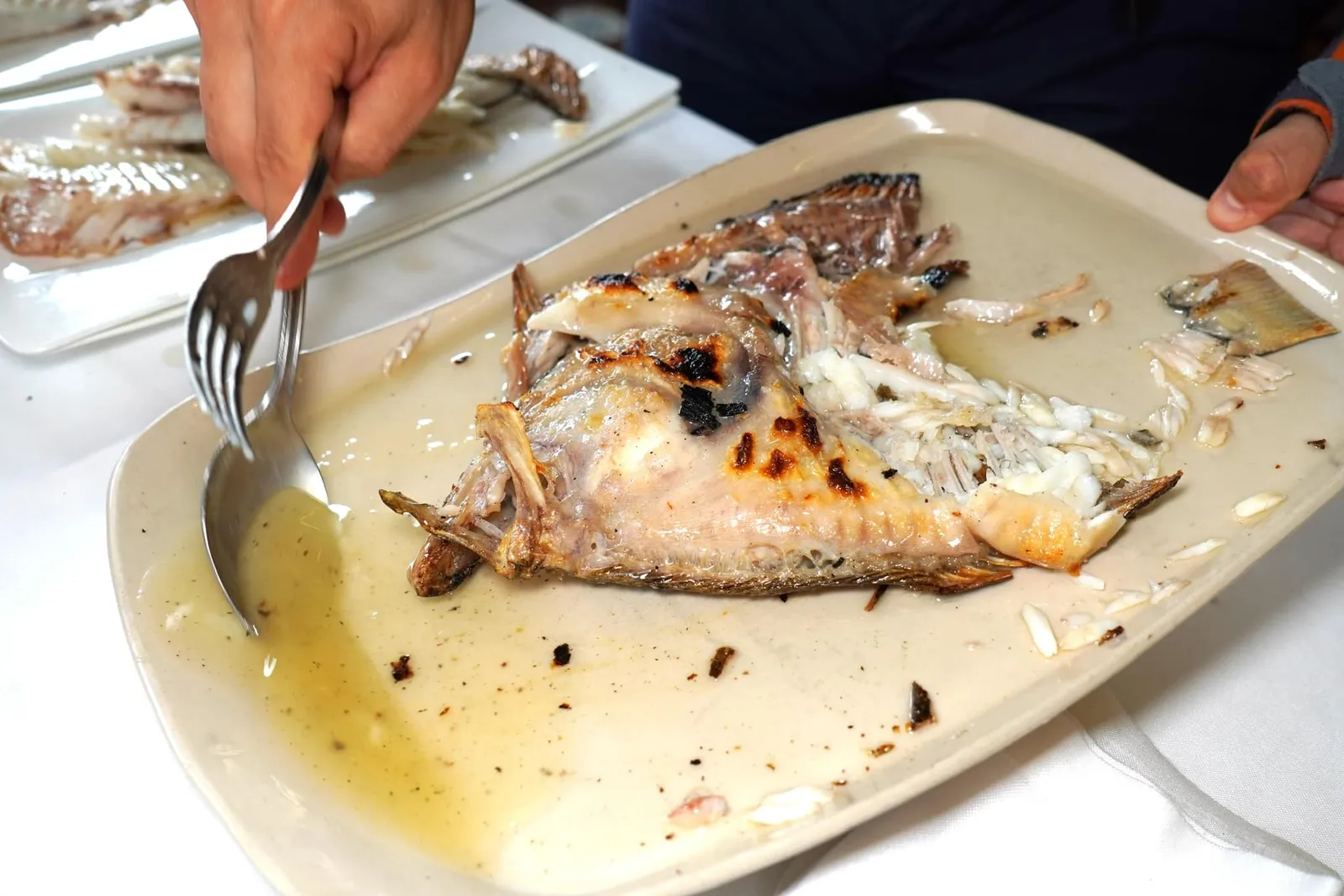Rodaballo (104 €/kg, 145.60 €/1.4 kg) Grilled Turbot นอกจากเทคนิคการย่างปลาอย่างมืออาชีพของเชฟหน้าเตาผู้มีชื่อเรียกเฉพาะว่า “Parrilleros” แล้วอีกหนึ่งไฮไลท์ที่ทำให้ Rodaballo ที่ Elkano มีความแตกต่างไปจากร้านอื่น ๆ คือสิ่งที่เรียกว่า “Agua de Lourdes” โดย Mari Jose (ภรรยาของคุณ Pedro Arregui) ได้เลือกใช้น้ำส้มสายชูและน้ำมันรวมไปถึงองค์ประกอบลับจำพวกซิตรัสแทนที่ซอสแบบดั้งเดิม เมื่อเนื้อปลาได้รับความร้อนจากการย่างจะเกิดน้ำที่ไหลออกมาผสมผสานกันเป็นเนื้อเดียวให้รสชาติที่บาลานซ์ทั้งความเปรี้ยว ความมัน และอโรมาหอม ๆ ของสมุนไพรได้อย่างไร้ที่ติ (18/20)