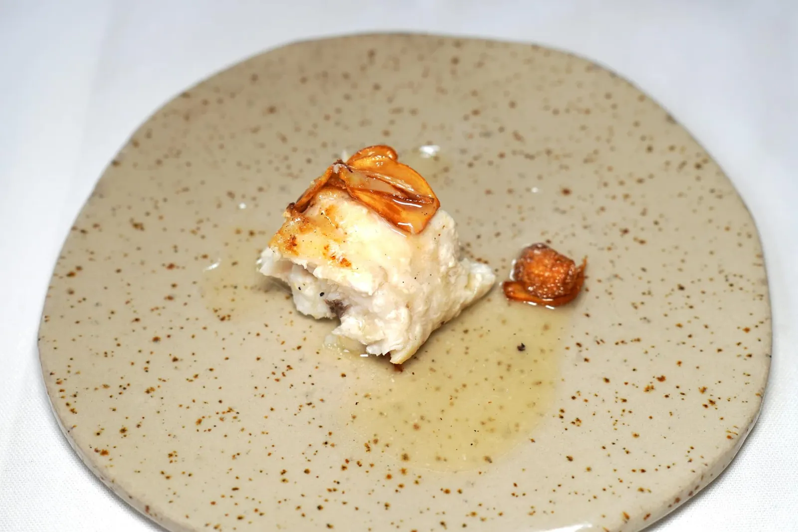 Rape (70 €/kg, 42 €/0.6 kg) Monkfish นอกจากปลาเทอร์บอตแล้วทางร้านยังมีเมนูอาหารทะเลอื่น ๆ อีกมากมายอย่างเช่นในที่นี้คือปลามังฟิชที่ย่างมาอย่างดี เนื้อสัมผัสเฟิร์มสู้ฟันแต่กลับเคี้ยวง่ายและไม่เหนียว หอมกลิ่นกระเทียม อร่อยไม่เบา (15/20)