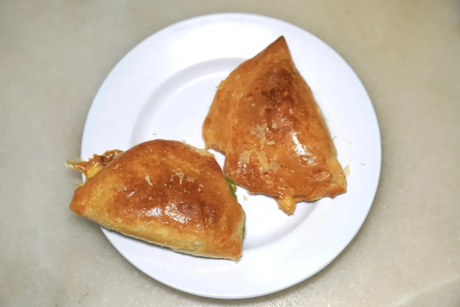 班蘭加央角 (1.6 RM) Pandan Kaya Dumpling แป้งพัฟฟูกรอบ ด้านในสอดไส้สังขยาใบเตยหอมหวาน (13/20)