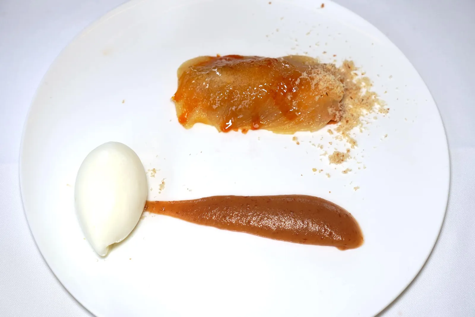 Tarta de manzana con helado de leche de oveja (13.5 €) Fine Apple pie served with fresh milk ice cream พายแอปเปิ้ลกรอบเบา ชิ้นแอปเปิ้ลได้รับการแล่เป็นชิ้นบาง ๆ ให้รสหวานอมเปรี้ยว เชฟเสิร์ฟมากับไอศกรีมนมสดเพื่อให้ตัดรสชาติกันอย่างลงตัว (17/20)