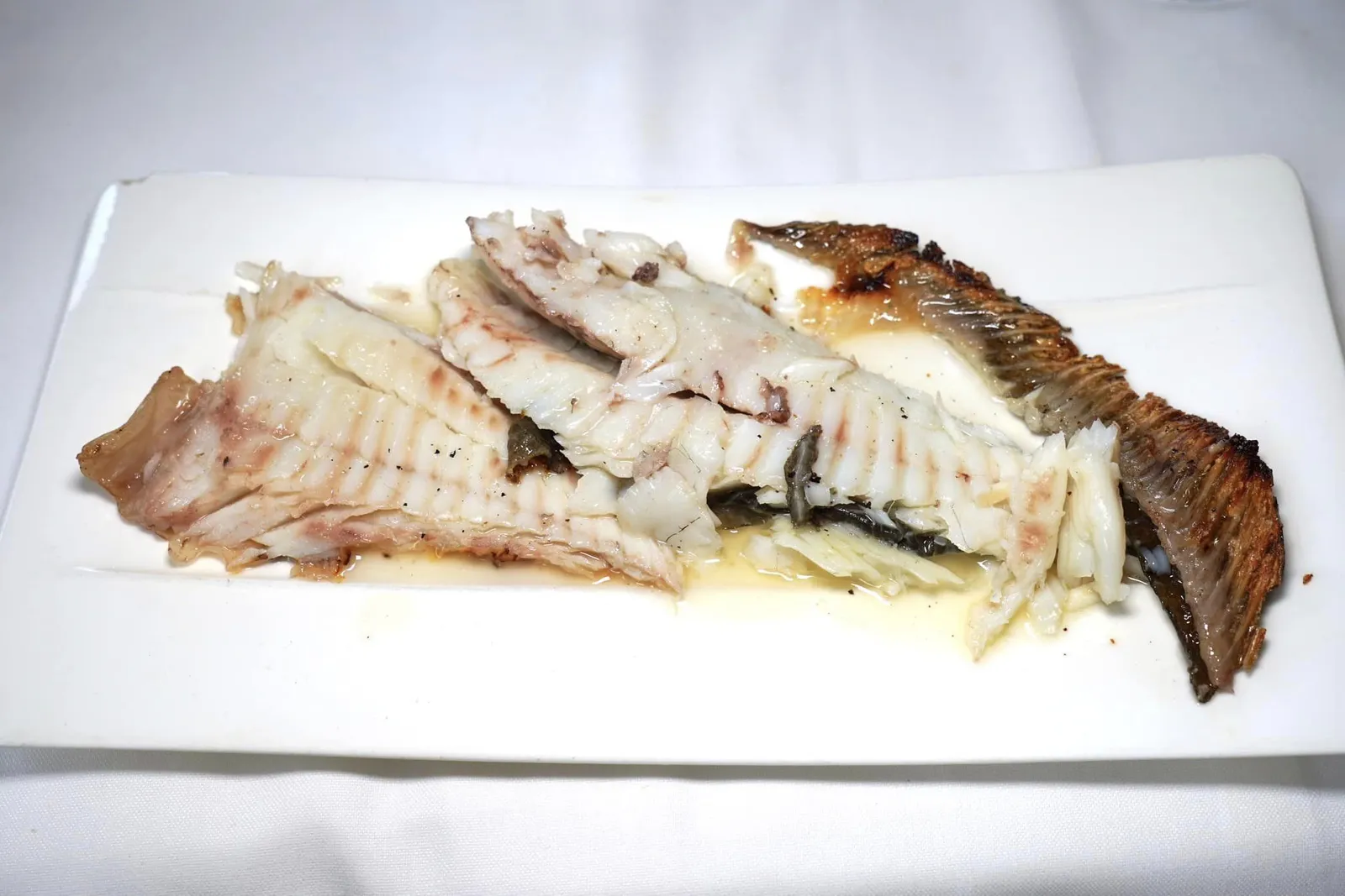 Rodaballo (104 €/kg, 145.60 €/1.4 kg) Grilled Turbot ในส่วนของเนื้อปลานั้นพนักงานจะแยกเสิร์ฟมาเป็น 3 ส่วนคือเนื้อปลาส่วนสีขาวที่หันลงสู่พื้นน้ำ, เนื้อปลาส่วนสีเข้มที่หันขึ้นสู่ท้องฟ้า และเนื้อปลาส่วนครีบหลังหรือ Dorsal Fin ทั้งหมดให้เนื้อสัมผัสและระดับความมันที่แตกต่างกันอย่างชัดเจน สุดยอดมาก ๆ (18/20)