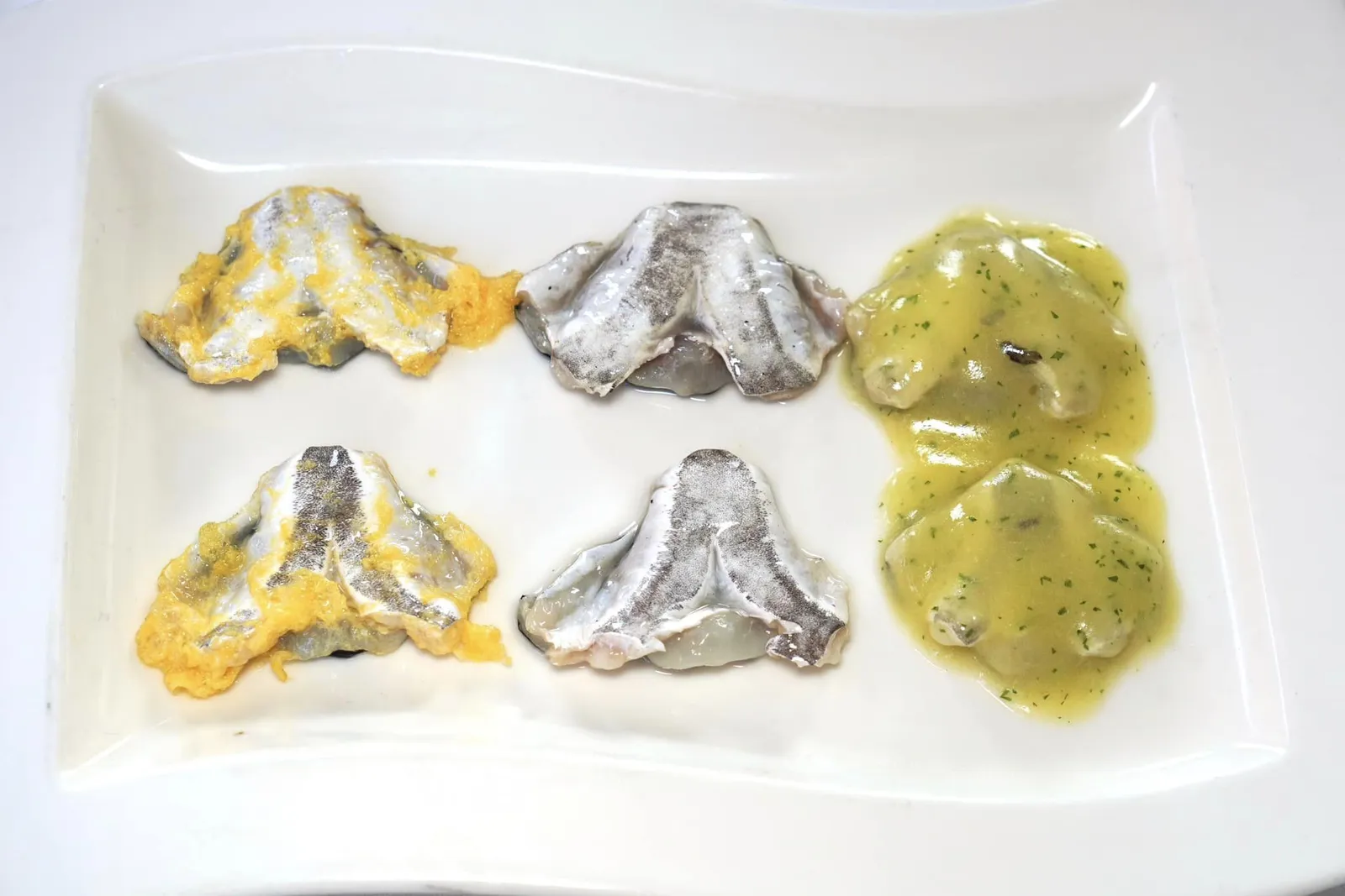 Cocochas en diferentes cocciones (18 €) “Kokotxas” in different coccions (battered, grilled and green sauce) สุดยอดเมนูที่เรียกเสียงว้าวได้จากนักชิมทุกคนบนโต๊ะคืออาหารพื้นบ้านอย่าง Kokotxas หรือเนื้อส่วนคางของปลา Hake เชฟนำเสนอมาทั้งหมด 3 รูปแบบเริ่มต้นที่ชิ้นแรกคือ Parrila ได้จากการนำไปชุบไข่ทอดให้ความหอมมันและครีมมี่ของไข่ตัดกันกับเนื้อสัมผัสที่เด้งสู้ฟันเล็กน้อยของ Kokotxas ชิ้นถัดมาคือ Rebozadas ได้จากการนำ Kokotxas ไปย่างจนสุกพอดีในระดับที่เรียกว่าไร้ที่ติขนาดที่เราสามารถสัมผัสได้ถึงความแตกต่างจากห้องอาหารทั่วไปอย่างชัดเจน อย่างไรก็ตามไฮไลท์คือชิ้นสุดท้ายคือสไตล์ Pil-Pil โดยเชฟได้นำ Kokotxas เสิร์ฟมากับ Pil-Pil หรือ Green Sauce ให้ความหอมของสมุนไพรเด่นชัด ทั้งตัวซอสยังให้เนื้อสัมผัสที่ละมุนและครีมมี่ไร้ที่ติชนิดที่หาใครเทียบได้ยากแม้กระทั่งเมนูเดียวกันที่เราเคยชิมในห้องอาหารระดับ 3 MICHELIN Stars หลายแห่ง จานนี้ถือว่าเป็นเมนูที่สุดยอดและน่าจดจำมาก ๆ (20/20)