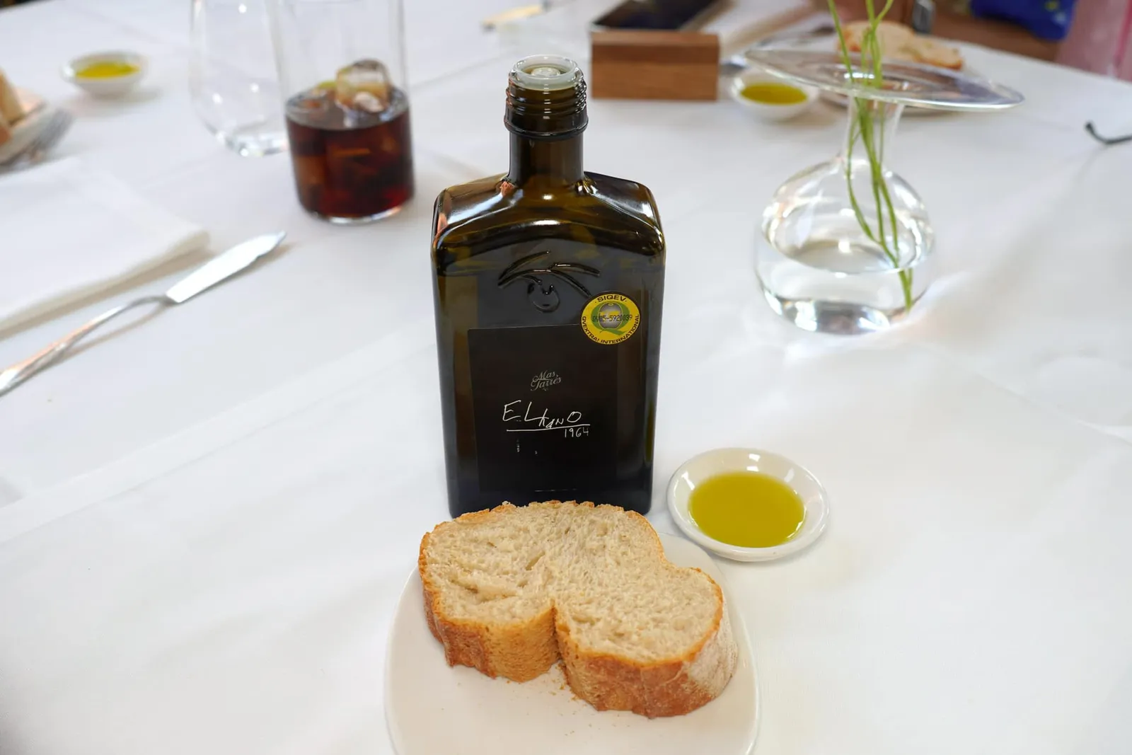 Bread and olive oil ขนมปังและน้ำมันมะกอก