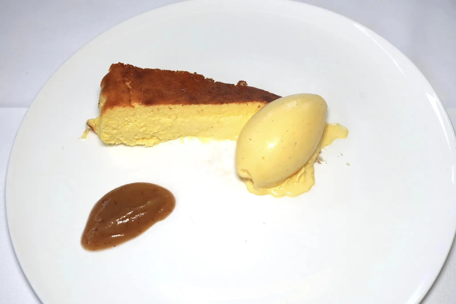 Tarta de queso (13.5 €) Cheesecake ปิดท้ายด้วยของหวานที่โด่งดังที่สุดในภูมิภาค Basque Country อย่าง Basque Cheesecake ที่เตรียมออกมาอย่างไร้ที่ติ เนื้อเนื้อนุ่ม ละมุนจนแทบจะละลายในปาก เชฟจับคู่มากับไอศกรีมวานิลลาหอมมัน (16/20)