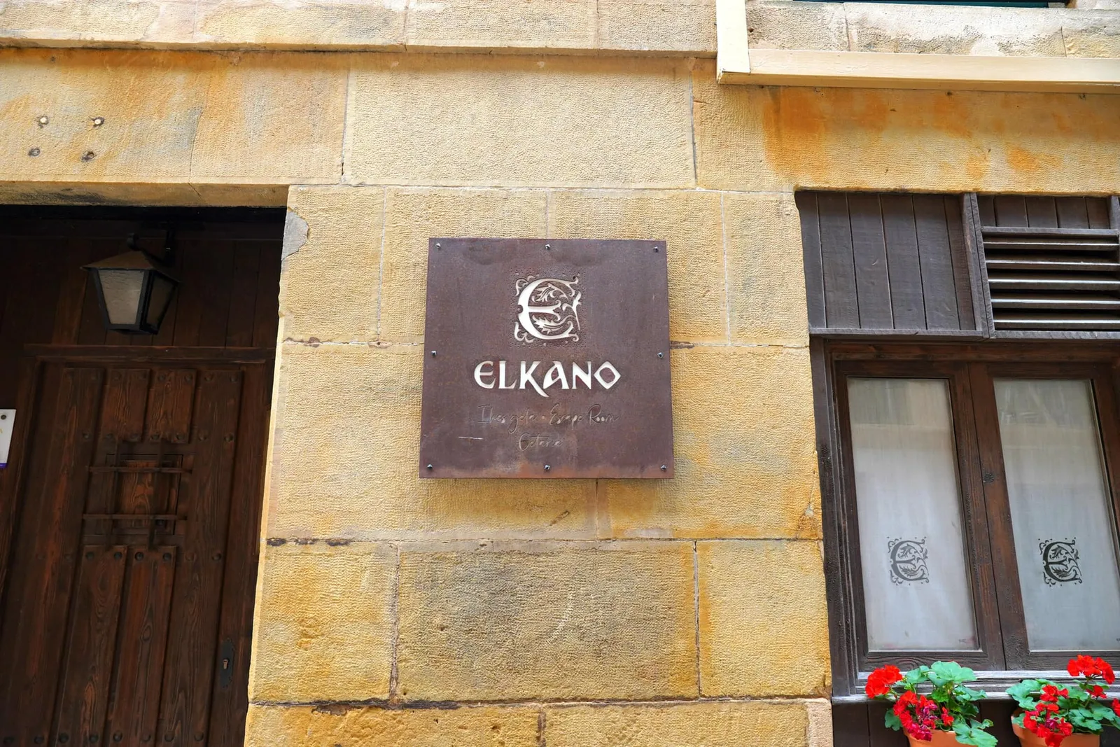 คุณ Aitor Arregui ได้เปิดห้องอาหารแห่งใหม่เพิ่มเติมในพื้นที่ของร้าน Elkano เดิมในอดีตโดยใช้ชื่อว่า Elkano Txiki นำเสนอเมนูจำพวก Pintxos หรือ Croquetas พร้อมกับมอบโอกาสสำคัญให้กับเหล่านักชิมที่ไม่สามารถจองโต๊ะที่ห้องอาหาร Elkano ได้ทันเวลาอีกด้วย