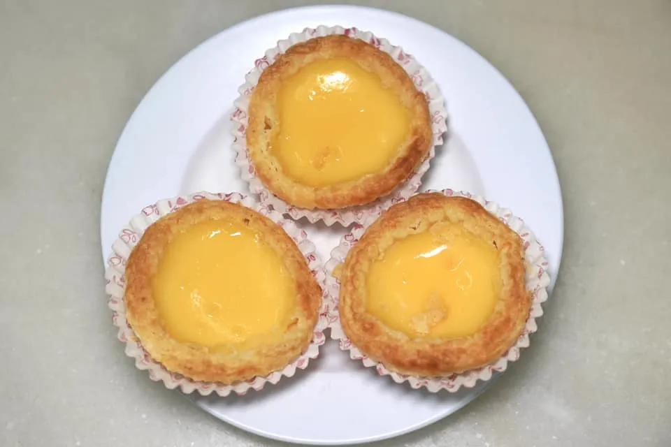鷌鷌廣式蛋撻 (2.2 RM) Signature Egg Tart นอกจากอาหารคาวแล้วของหวานสไตล์จีนที่นี่ก็อร่อยไม่แพ้กัน เราเริ่มต้นด้วยทาร์ตไข่ซิกเนอเจอร์ แป้งทาร์ตบางกรอบ คัสตาร์ดตรงกลางหวานอร่อยกว่าร้านริมทางทั่ว ๆ ไป (13/20)