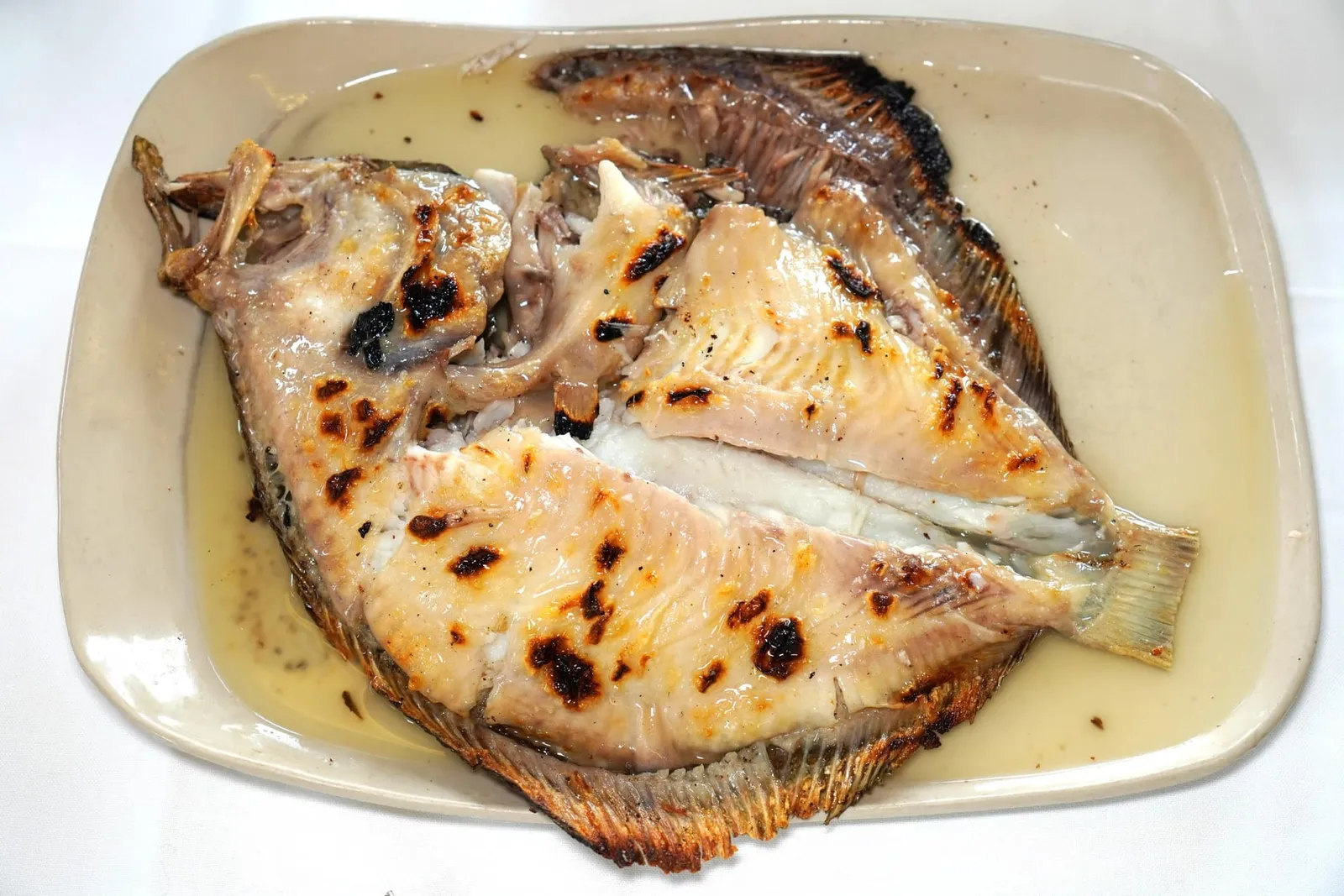 Rodaballo (104 €/kg, 145.60 €/1.4 kg) Grilled Turbot เรื่องราวของสุดยอดเมนูที่ได้รับยกย่องให้เป็นตำนานของห้องอาหาร Elkano ต้องเล่าย้อนไปถึงที่มาในอดีตโดยหมู่บ้านชาวประมงแต่ละแห่งในภูมิภาค Basque Country จะมีเมนูปลาย่างขึ้นชื่อเป็นของตัวเองอย่างเช่นปลาซาร์ดีนใน Santurtzi, ปลาซีบรีมใน Orio และแองโชวี่ใน Pasaia ส่วน Getaria นั้นมีชื่อเสียงในเรื่องของการเตรียม Rodaballo หรือปลาเทอร์บอตนำมาลอกหนังแล้วแล่เป็นชิ้น ๆ ก่อนจะย่างจนสุก (18/20)