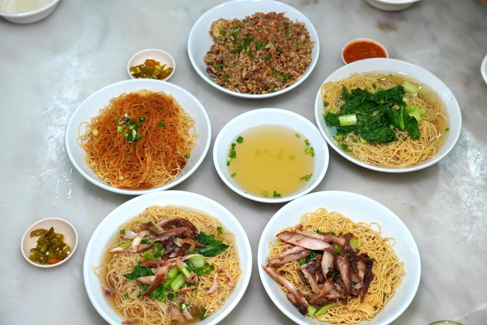 หลังจากการเปลี่ยนผ่านจากร้านเดิมคือ Kung Fu Bamboo Noodle มาเป็นร้านใหม่ที่มีชื่อน่ารัก ๆ ว่า Tok Tok Mee Bamboo Noodle ในปี 2021 โดยใช้สถานที่เดิมและรายการเมนูคล้าย ๆ เดิม ตัวร้านก็ได้รับความนิยมจากทั้งนักชิมท้องถิ่นรวมไปถึงนักท่องเที่ยวมาอย่างต่อเนื่อง ทีมเชฟและเจ้าของร้านได้รับแรงบันดาลใจคำว่า Tok Tok มาจากเสียงการทุบนวดแป้งด้วยไม้ไผ่ปล้องโตดังที่เราสามารถชมกันได้สด ๆ ผ่านกระจกใสหน้าร้านโดยเฉพาะอย่างยิ่งในช่วงเช้า