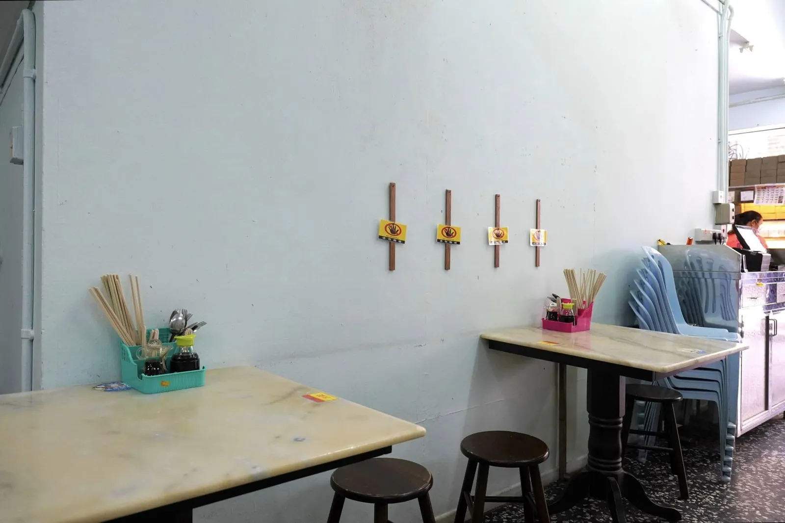 นอกจากนี้ยังมีอีกหนึ่งไฮไลท์ประจำร้านคือตู้ขนมหวานที่นำเสนอขนมอบอย่างจีนจำนวนมากแยกต่างหากกับของคาวอีกด้วย
