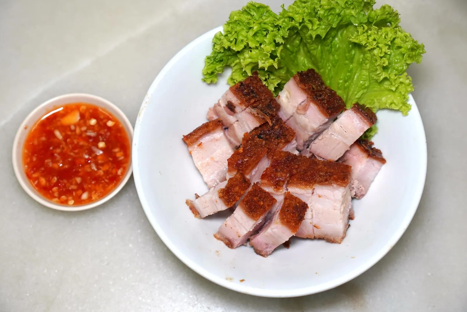 脆皮燒肉 (100 g) (16.9 RM) Crispy Roasted Pork เริ่มต้นด้วยหมูกรอบย่างมาหนังกรอบ ชั้นๆขมันนุ่มและฉ่ำกำลังดี เชฟเสิร์ฟมาคู่กันกับน้ำจิ้มรสชาติจัดจ้าน (14/20)