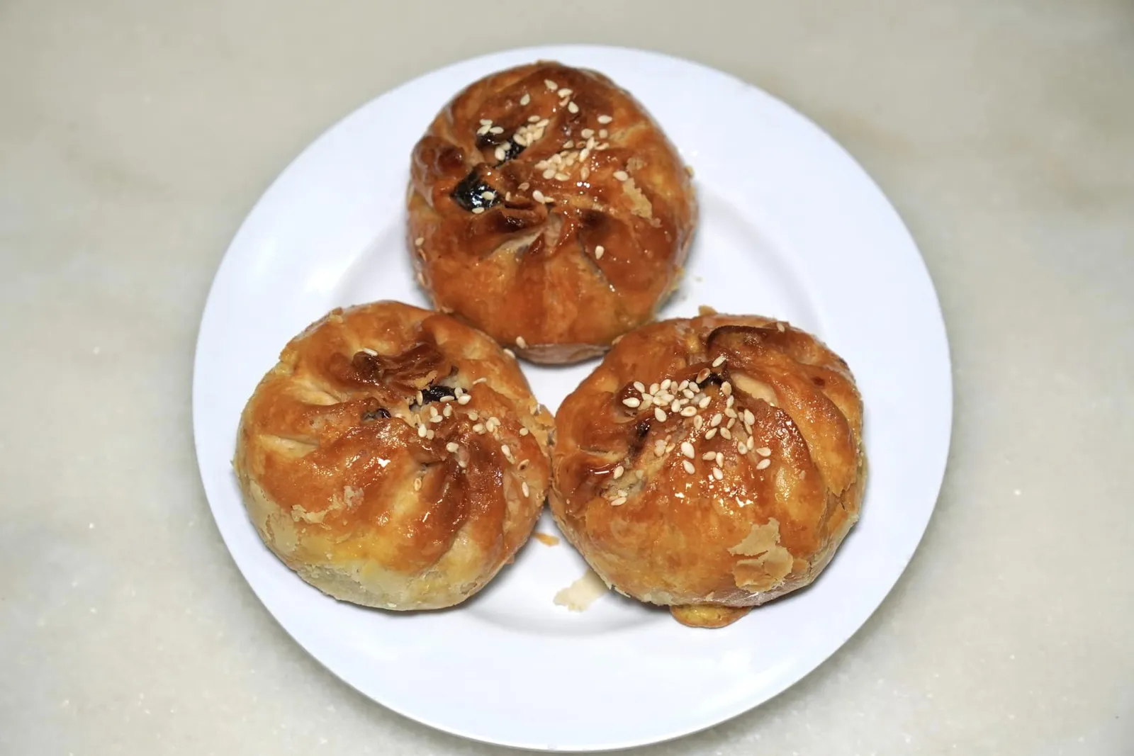 鷌鷌招牌燒包 (2.8 RM) Signature BBQ Pork Bun เมนูไฮไลท์เราขอแนะนำซาลาเปาหมูแดงรสเลิศ แป้งด้านนอกกรอบพอเหมาะแต่ไม่เหนียว ไส้หมูแดงให้รสชาติหวานเข้มข้น อร่อยจนแทบหยุดกินไม่ได้ (15/20)