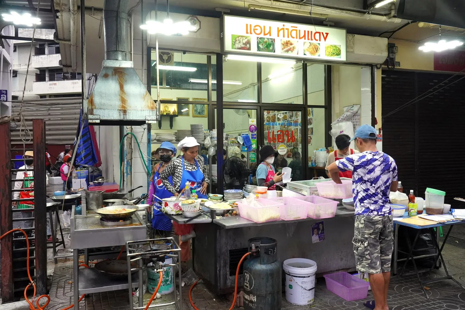 ลูกค้าสามารถจอดรถริมทางได้ตามช่วงเวลาแต่เราขอแนะนำให้วนรถไปจอดหลังตลาดท่าดินแดงโดยเสียค่าบริการชั่วโมงละ 20 บาทดูจะปลอดภัยกว่ามาก