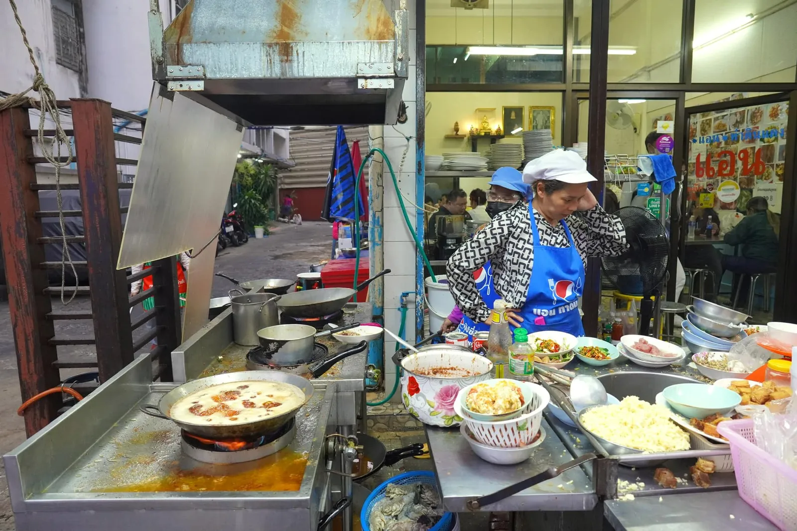 เมื่อเดินมาถึงร้านจะพบกับห้องครัวขนาดย่อมรายล้อมด้วยวัตถุดิบคุณภาพสูงโดยมีศุภลัดดา ศรีดานนท์ หรือเชฟแอนที่ยังคงลงมือปรุงอาหารด้วยตัวเองประจำตำแหน่งอยู่หน้าเตา มาถึงแล้วให้เปิดเมนูแล้วเขียนรายการอาหารลงในแผ่นกระดาษแบ้วนั่งหรือยืนรอโต๊ะว่างตามคิว (ประมาณ 20 นาที-1 ชั่วโมง) หลังจากนั้นพนักงานจะเรียกแล้วพาไปยังโต๊ะข้างใน