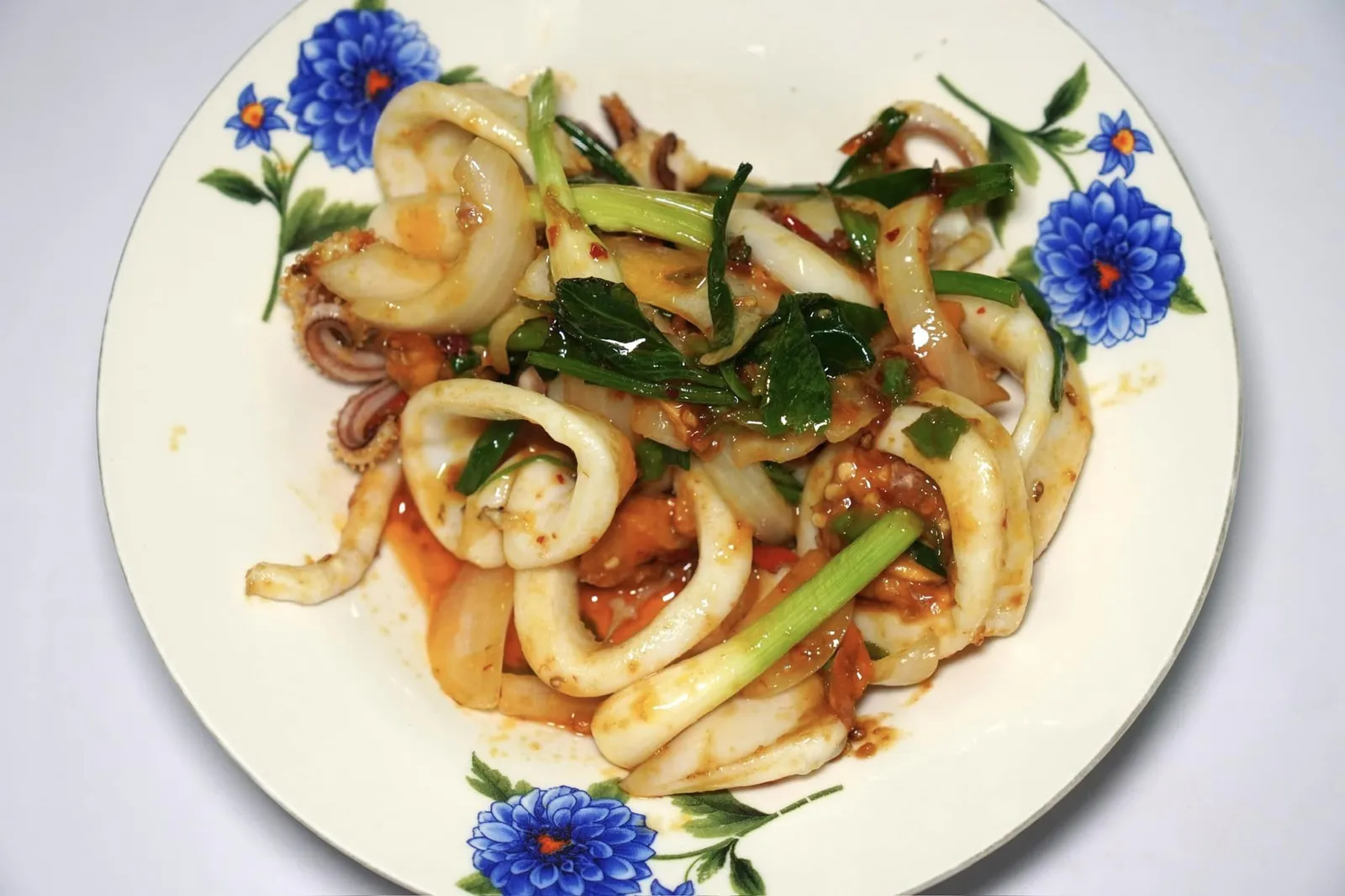 หมึกผัดไข่เค็ม (200) เริ่มต้นกันที่หมึกชิ้นโต อวบ อ้วน เนื้อนุ่ม เด้ง สุกพอเหมาะไร้ที่ติในแบบที่ร้านอาหารริมทางทั่วไปเทียบไม่ได้ผัดกับซอสไข่เค็มที่มีความหอม มัน เค็ม กลมกล่อมสุด ๆ (14/20)