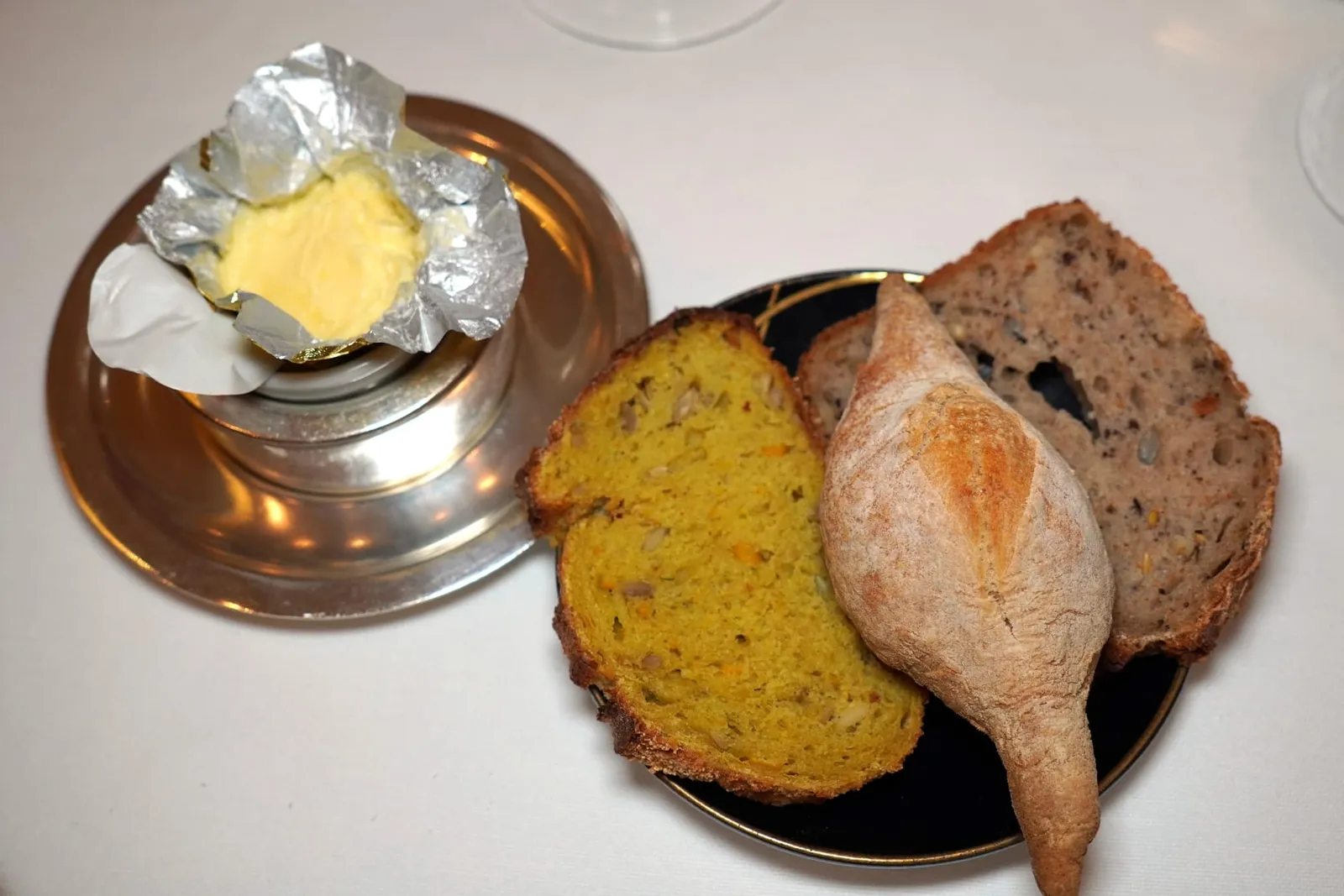 BREAD ขนมปังสามารถขอเติมได้เรื่อย ๆ ตลอดมื้อ