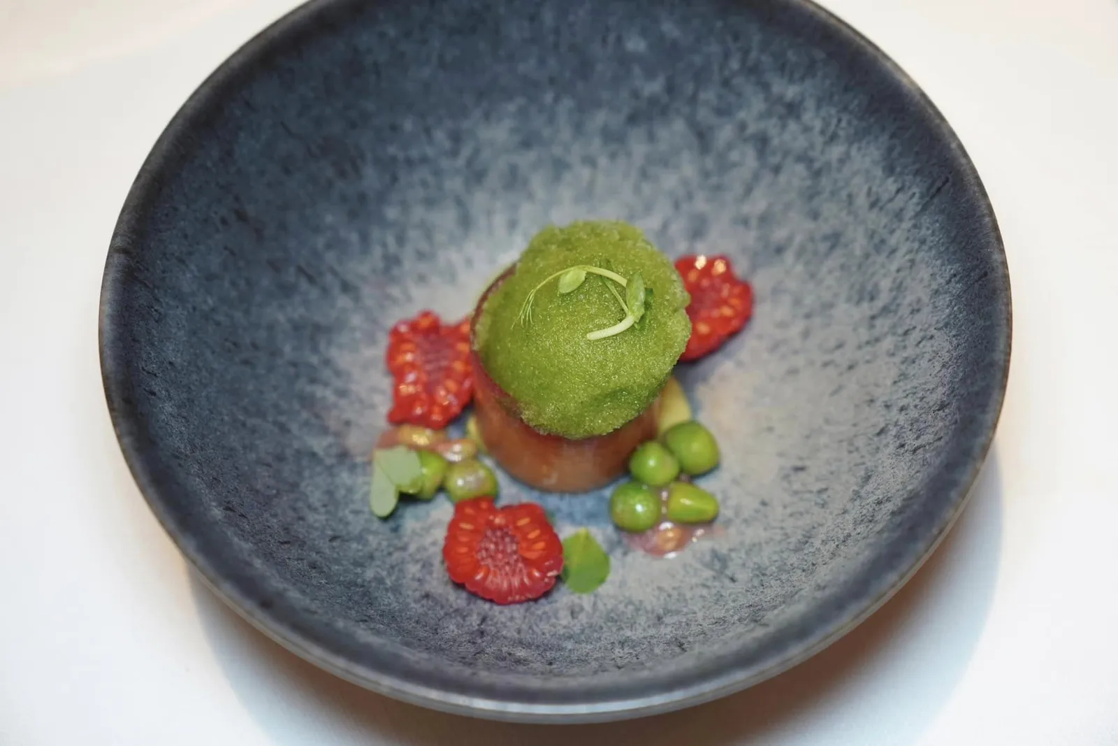 PRÉ-DESSERT Opaline Framboise, Mousseux Petits Pois et Sorbet Coriandre ล้างปากด้วย Opraline ที่เตรียมมาจากราสเบอร์รี่จับคู่กับถั่ว Green Peas ด้านบนคือซอร์เบท์ที่เตรียมมาจากผักชี ทุกองค์ประกอบเข้ากันได้อย่างน่าแปลก (16/20)