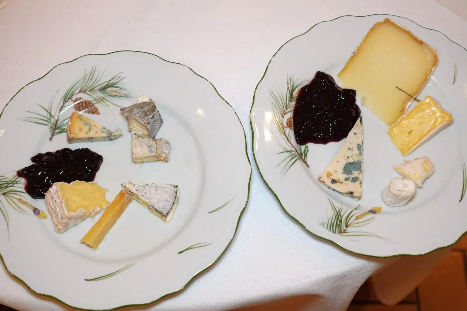 PLATEAU DE FROMAGES AFFINÉS พนักงานจะจัดชีสแต่ละชนิดลงจานให้อย่างสวยงามโดยเราได้ลองชิม Roquefort ซึ่งเข้ากันกับไวน์หวานสุด ๆ