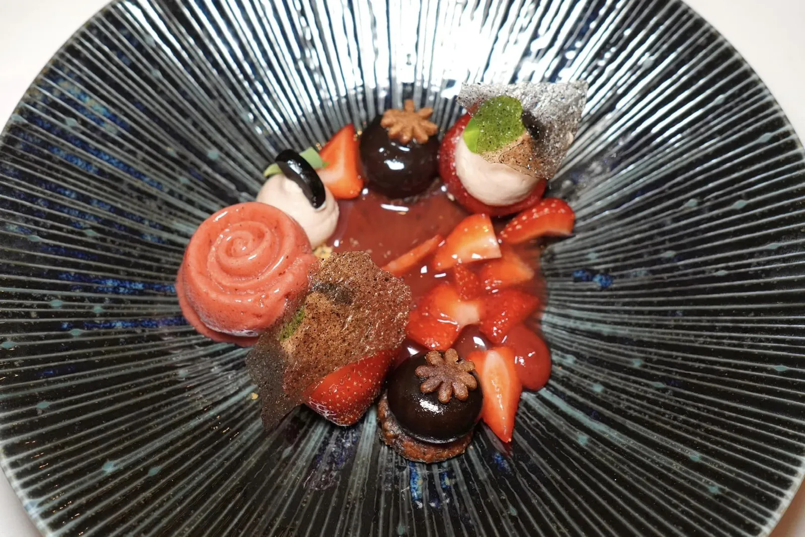 FRAISES CRUES ET EN CRÉMEUX Bavarois aux Olives Noires, Sorbet Fraise et Poivre Confit ของหวานอีกจานหนึ่งคือสตรอว์เบอร์รี่เสิร์ฟมาทั้งแบบผลและครีม ยังมีองค์ประกอบของสตรอว์เบอร์รี่ซอเบท์เย็นสดชื่น เชฟตัดด้วยครีม Bavarois ที่มีอโรมาหอม ๆ ของมะกอกดำเข้ากันกับอโรมาของพริกไทย ส่วนแผ่นกรอบด้านบนก็เตรียมมาจากมะกอกดำเช่นกัน (17/20)