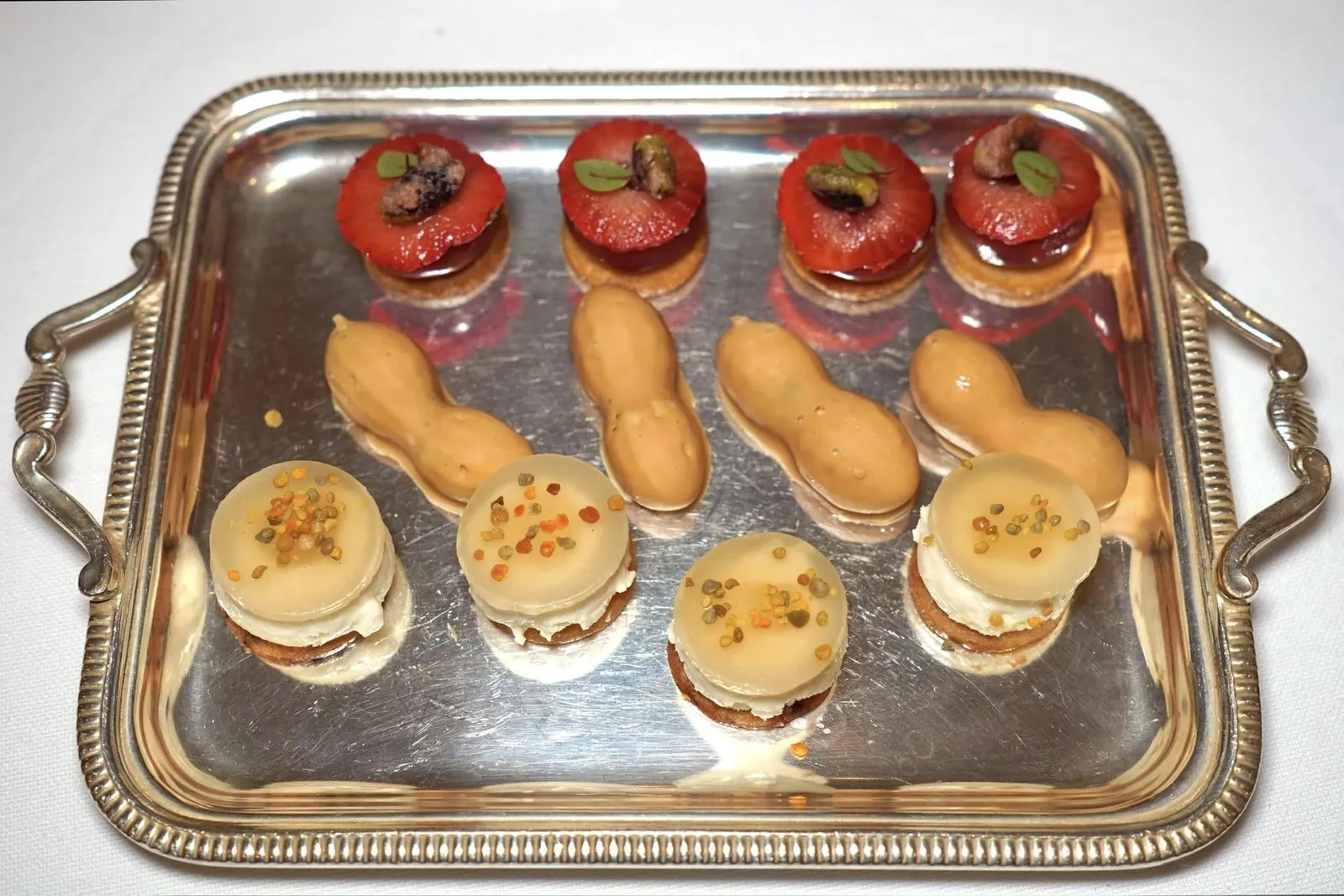 PETIT FOUR ปิดท้ายมื้ออาหารด้วย Honey Cream, Peanuts with Caramel and Dulce Chocolate และ Raw Strawberry with Strawberry Cream
