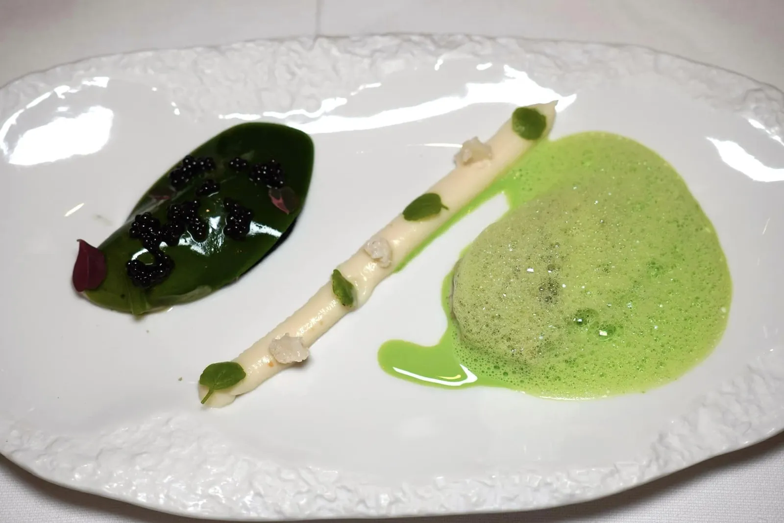 HUÎTRES GILLARDEAU ET CAVIAR D'AQUITAINE, L’une Froide en Gelée de Cresson, L’autre Tiède en Bouillon de Cresson หอยนางรม Gillardeau เสิร์ฟมากับผัก Watercress ที่เตรียมมา 2 รูปแบบคือเจลลี่เย็น ๆ และซุปครีมอุ่น ๆ ยังมีองค์ประกอบของ Aquitane Caviar คุณภาพดีเสริมรสเค็มได้อย่างกลมกล่อม (15/20)