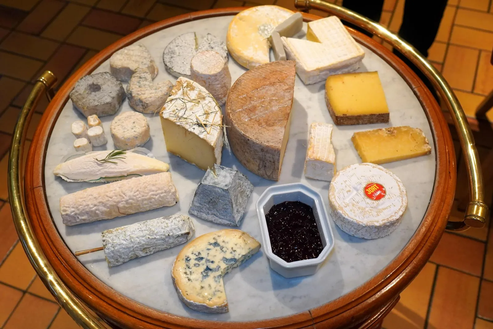 PLATEAU DE FROMAGES AFFINÉS ลูกค้าสามารถเลือกได้ระหว่างคอร์สชีสหรือ Pré-dessert สำหรับชีสก็มีให้เลือกหลากหลายตามใจชอบ