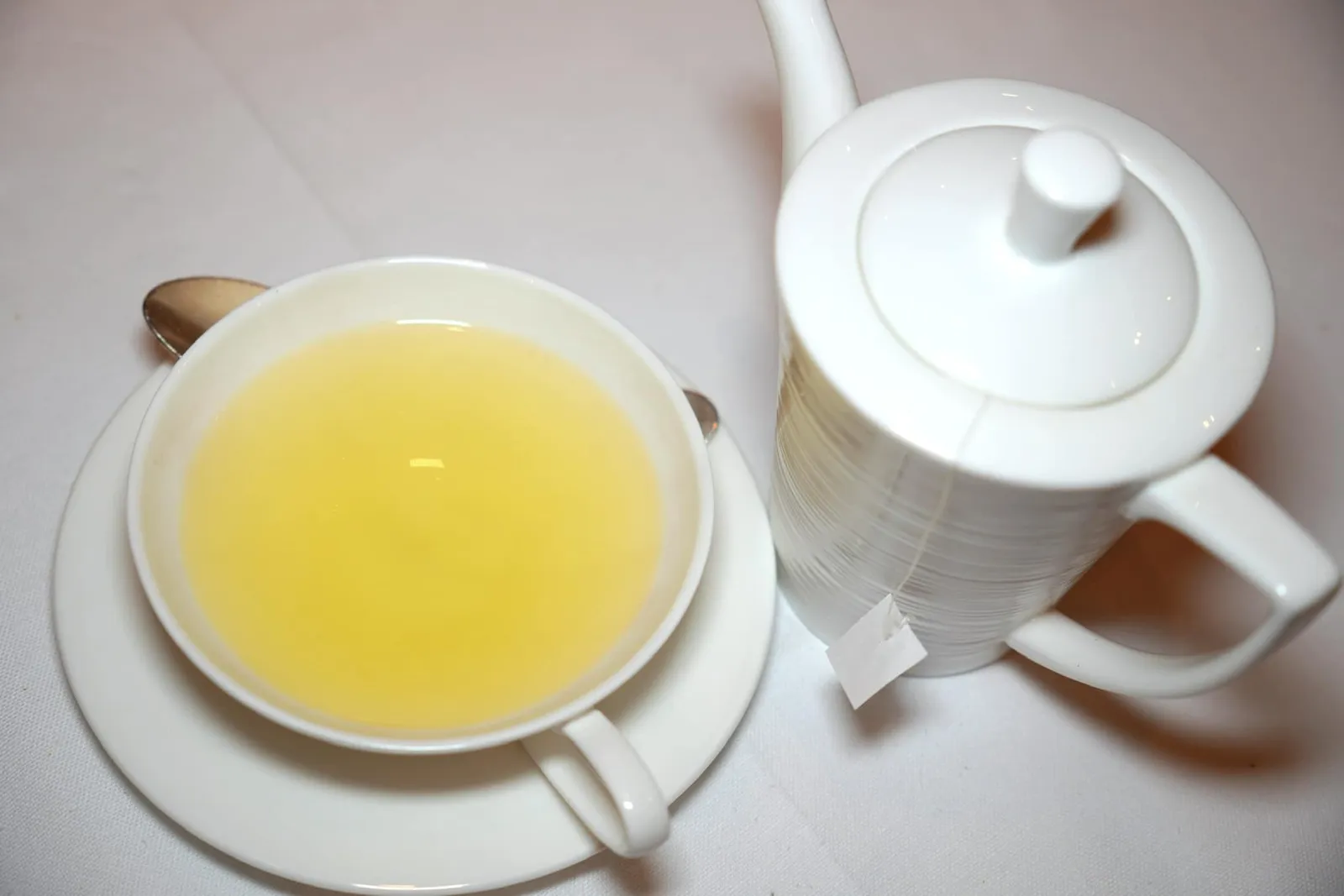 Tea และตามธรรมเนียมเราได้สั่งชามาจับคู่กับ Petit Four ด้วย