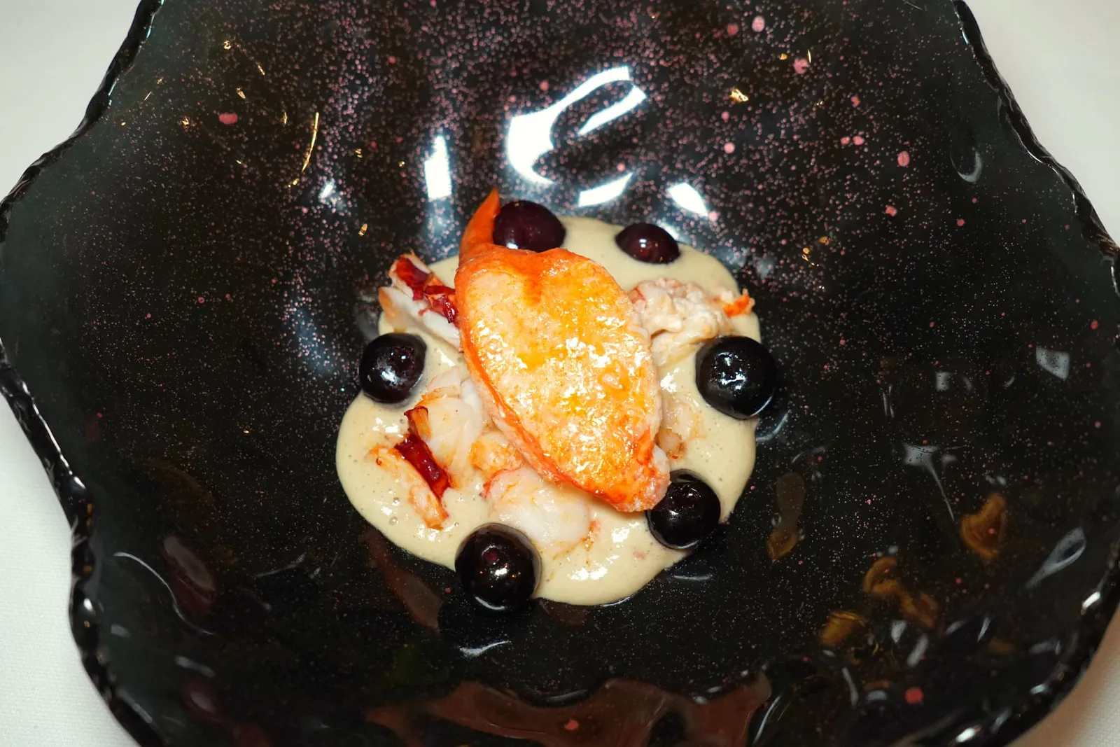 CIVET DE HOMARD DORÉ AU SAUTOIR, Myrtilles de Magescq, Jus de Presse au Jerez. คอร์สถัดมาคือซุปกุ้งล็อบสเตอร์ องค์ประกอบตรงกลางคือเนื้อกุ้งและก้ามกุ้งเตรียมมาสุกกำลังดี (16/20)