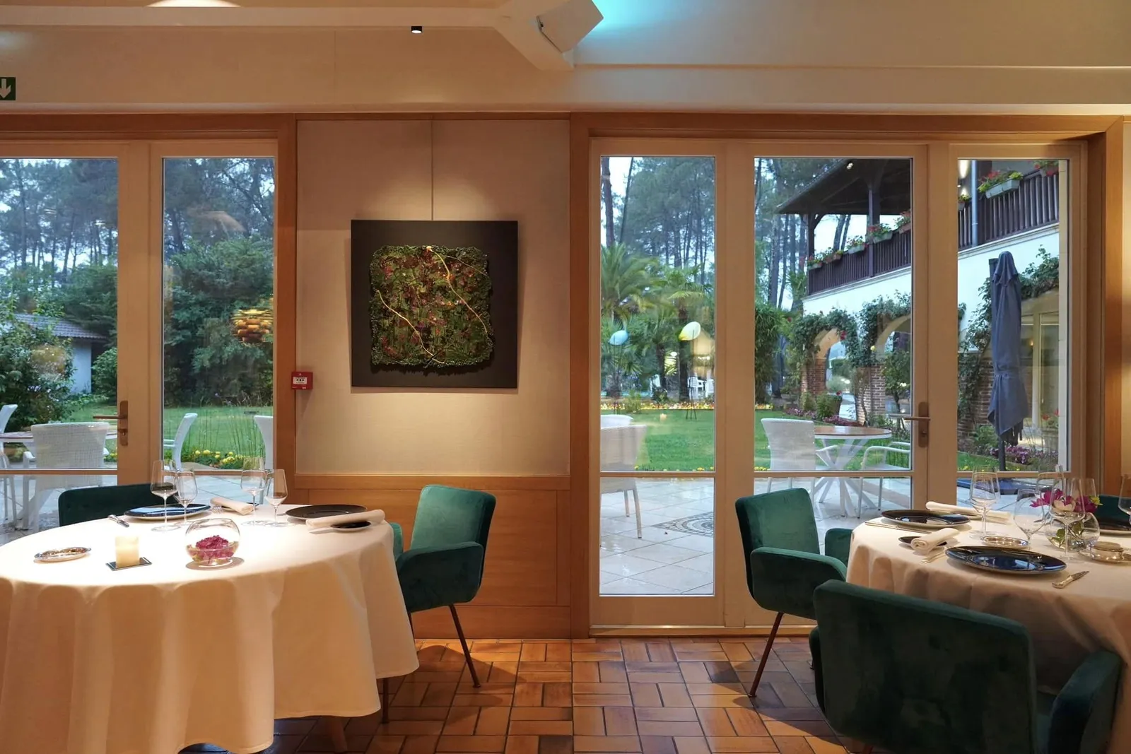 ห้องอาหารซึ่งปัจจุบันก็คือ Relais de la Poste ได้รับรางวัล 🌟 1 MICHELIN Star ในปี 1968 ก่อนจะเลื่อนระดับสู่ 🌟🌟 2 MICHELIN Stars ในปี 1972 ทั้งยังรักษาดาวทั้งสองเอาไว้ต่อเนื่องมาจนถึงปัจจุบัน