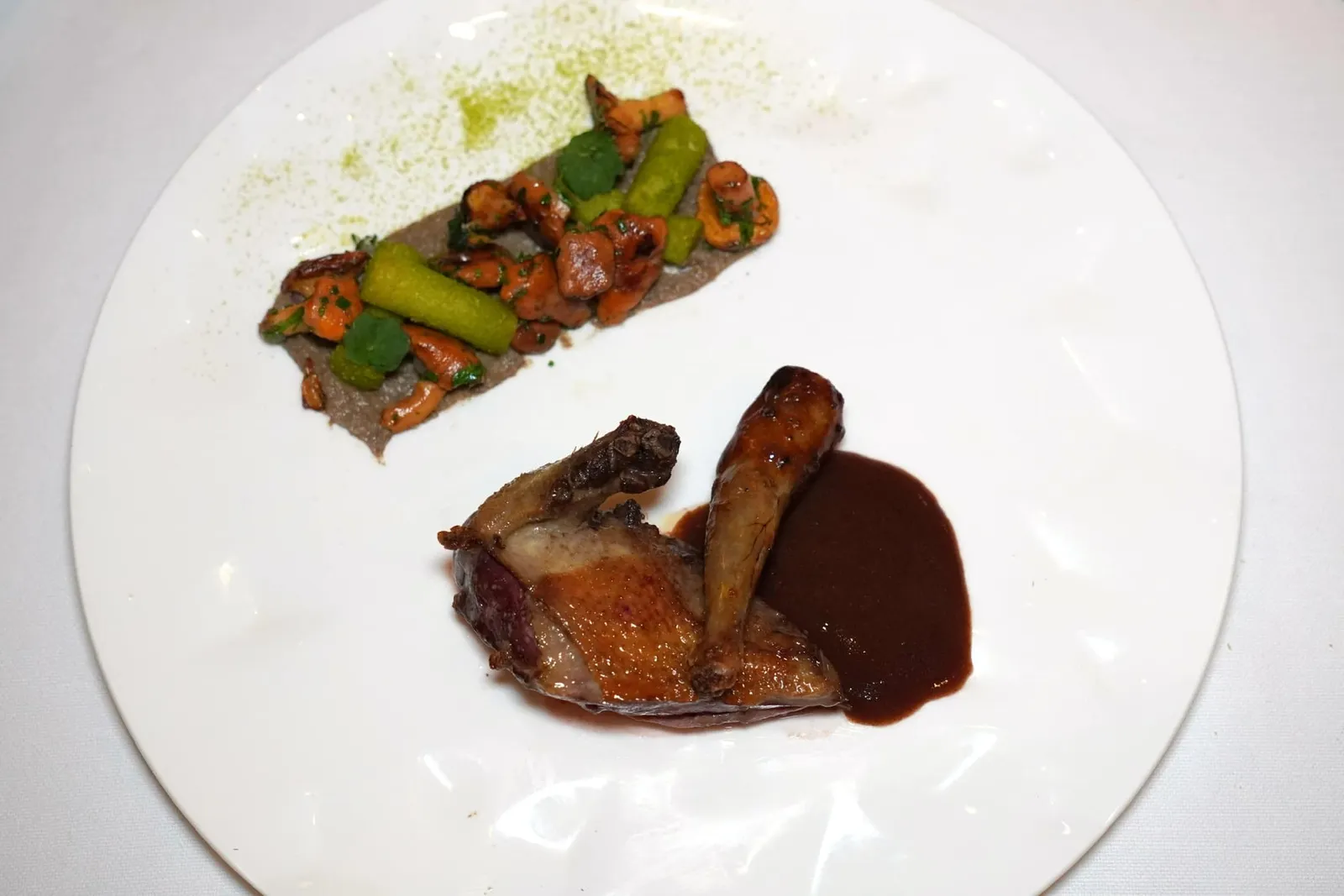 PIGEONNEAU DE CHEZ DUBLANC AU FOUR, LES CUISSES LAQUÉES AUX TRUFFES, Premières Girolles d’Ici, Pommes Fondantes Persillées, Sauce au Vin Rouge de la Petite Lagune ลูกนกพิราบจากฟาร์มในเมือง Dublanc ทางทิศตะวันออกเฉียงเหนือของเมือง Magescq เสิร์ฟมาทั้งส่วนอกและขาที่ความสุกระดับ Medium Rare ผิวชั้นนอกของนกเคลือบด้วยซอสทรัฟเฟิล จากนั้นที่โต๊ะพนักงานจะเทราดซอส Pigeon Jus ที่มีส่วนผสมของไวน์แดง Petite Lagune ให้รสชาติที่เข้มข้นลงไปในจาน ข้าง ๆ กันคือครีมเห็ดและชิ้นเห็ด Chanterelles วางมาขนาบข้างกันกับมันฝรั่งฟองดองท์ที่เคลือบผิวชั้นนอกด้วยสีเขียวของพาสลีย์ (17/20)