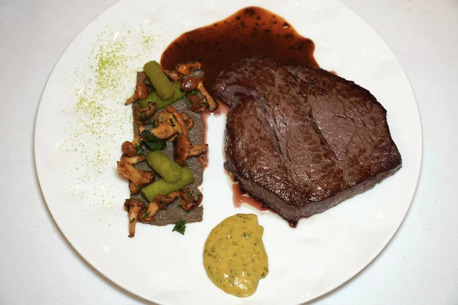 ส่วนใครที่ไม่อยากชิมเนื้อนกพิราบสามารถขอให้ทางร้านเปลี่ยนเป็น Beef Tournedos มีบักษณะเป็นเนื้อวัวชิ้นโตจับคู่กับซอสทรัฟเฟิลแทนก็อร่อยเช่นกัน องค์ประกอบด้านล่างคือซอส Béarnaise ส่วนองค์ประกอบอื่น ๆ ก็มีความคล้ายคลึงกับจานนกพิราบ (16/20)