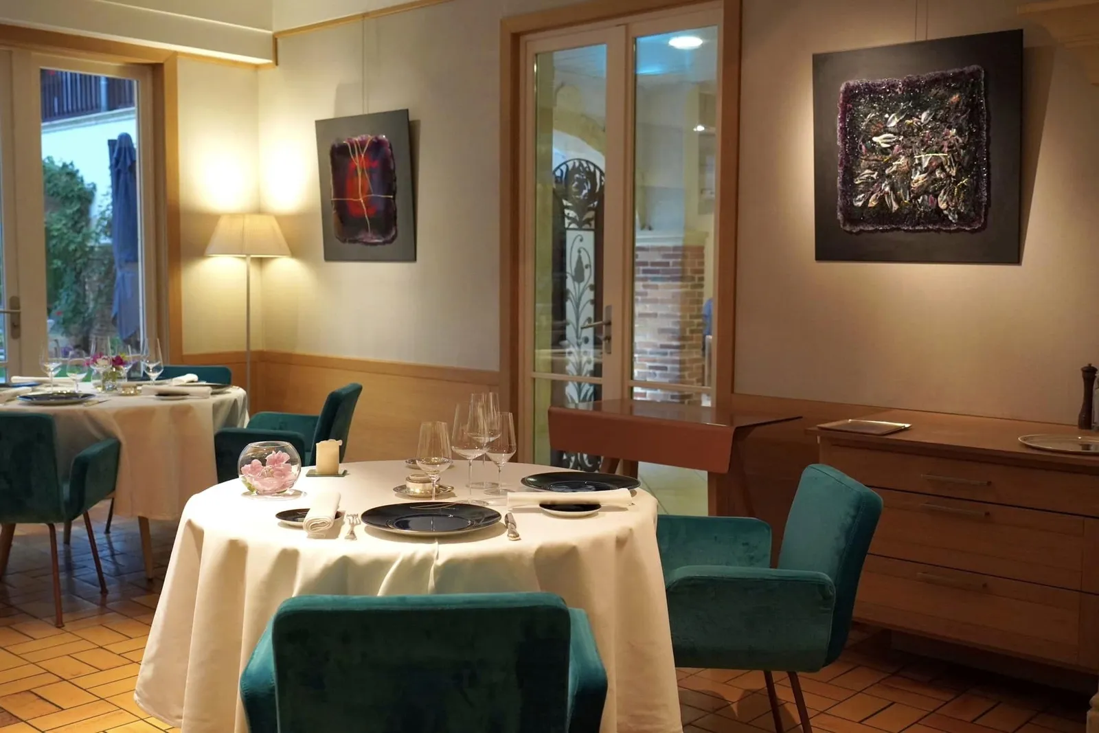 ห้องรับประทานอาหารหลักอย่าง Maison Coussau นั้นตั้งอยู่ฝั่งขวามือของโถงทางเดินหลัก