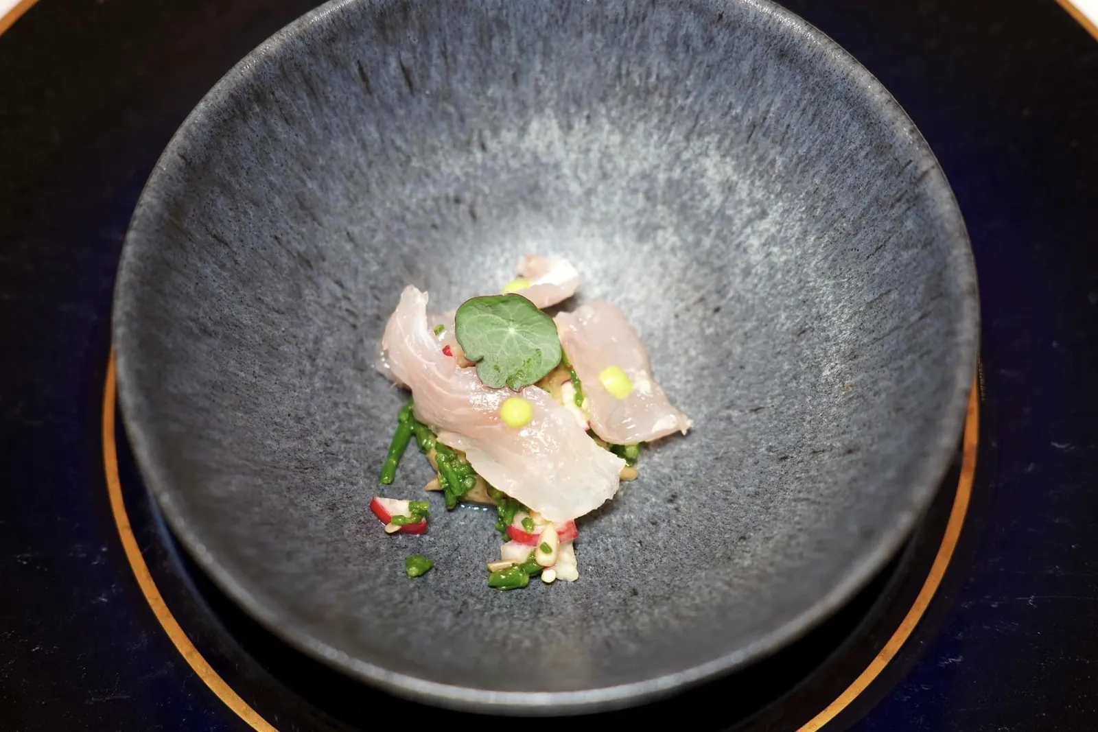 AMUSE-BOUCHE เริ่มต้นด้วยคอร์สเรียกน้ำย่อยอย่างเนื้อปบา Black Mullet ที่ผ่านการหมักกับขิงจนหอม เชฟเสิร์ฟมากับสาหร่ายด้านล่าง (15/20)