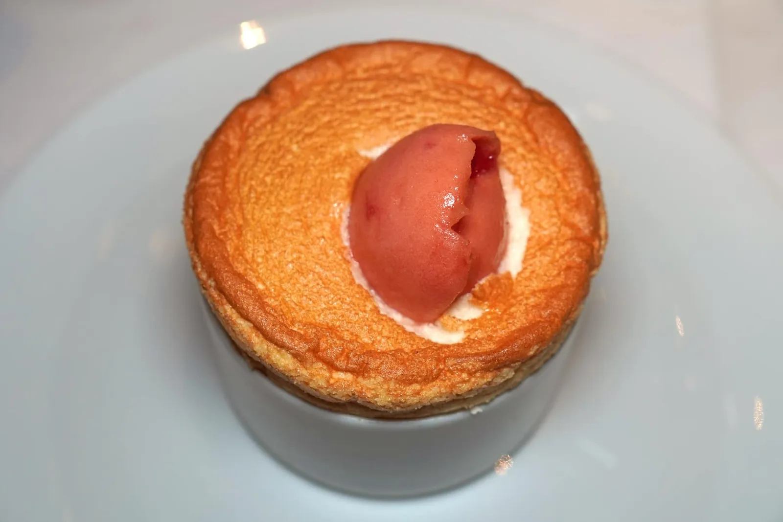 TRADITIONNEL SOUFFLÉ AU GRAND MARNIER, Dessouflé à l'Orange Sanguine สุดท้ายคือของหวานสุดคลาสสิคอย่าง Grand Marnier Soufflé เนื้อซูเฟล่นุ่ม ฟู เบา และครีมมี่ เข้ากันกับความเปรี้ยวของซอร์เบท์ Blood Orange ได้อย่างน่าประทับใจ (17/20)