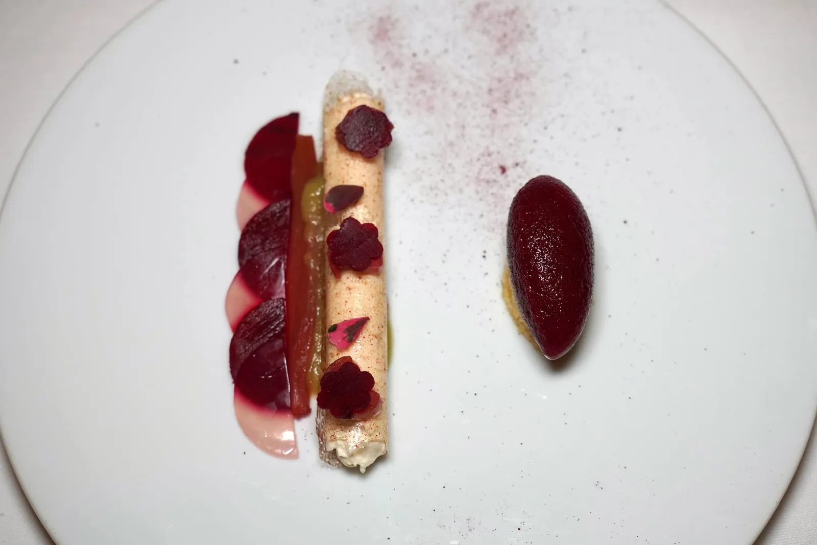 RHUBARBE EN MARMELADE, CONFITE ET CUITE DANS SON JUS, Croustillant aux Baies Roses, Sorbet Betterave ของหวานในเซ็ตเมนูหลักประกอบไปด้วยการผสมผสานของบีทรูทและรูบาร์บ องค์ประกอบแรกคือแยม Marmalade ที่เตรียมมาจากรูบาร์บนอกจากนี้ยังมีรูบาร์บแคนดี้หวาน ๆ ดอกไม้สีแดง ๆ เตรียมมาจากบีทรูทดอง นอกจากนี้ยังมีซอร์เบท์บีทรูทเย็นชิ่นใจอีกด้วย อย่างไรก็ตามเมื่อรับประทานครบทุกองค์ประกอบพบกว่า Earthy Aroma ของทั้งบีทรูทและรูบาร์บดูจะแสดงออกมาชัดเจนและเด่นมากเกินไป (15/20)