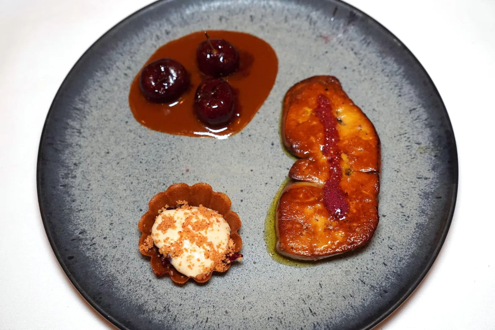 FOIE GRAS DE CANARD DES LANDES AU POÊLON ET PREMIÈRES CERISES ห้ามพลาดสุดยอดวัตถุดิบขึ้นชื่อระดับโลกของเมือง Landes นั่นก็คือฟัวกราส์ตับเป็ดไซซ์ใหญ่ยักษ์ เชฟจี่บนกระทะมาสุกกำลังดี ตรงกลางละมุน ครีมมี่ หอม มัน ตัดด้วยความเปรี้ยวของเชอร์รี่สด ๆ นอกจากนี้ยังมีทาร์ตเล็ตขนาดจิ๋วที่ใส่องค์ประกอบของเชอร์รี่ไว้ข้างใน (16/20)