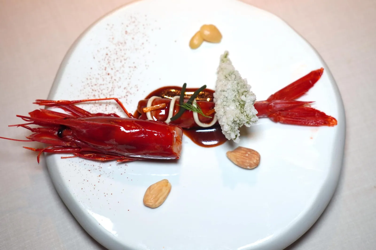 Scarlet shrimp with soft, toasted almonds, tarragon and kumquat หนึ่งในคอร์สที่ดีที่สุดในวันนี้คือกุ้ง Scarlet Shrimp เชฟแบ่งออกมาเป็นส่วนหัวและหางเพื่อให้รับประทานได้ง่าย ส่วนหางได้รับการแกะเปลือกมาอย่างดี รสชาติมีความหวานละมุน ด้านบนท็อปด้วย Tarragon Spaghetti ที่เซ็ตตัวจนให้เนื้อสัมผัสที่ต้องเคี้ยวเพียงเล็กน้อย นอกจากนี้ยังมีสาหร่ายหลายชนิดรวมไปถึงสาหร่ายที่เคลือบด้านนอกด้วยข้าวเกรียบกุ้ง ซอสด้านล่างคือทำมาจากกุ้งเช่นกันให้รสชาติที่เข้มข้น รอบ ๆ ถือถั่วอัลมอนด์คั่วช่วยเพิ่มมิติทางเนื้อสัมผัสที่ลงตัว ไฮไลท์คือส่วนหัวกุ้งที่มีความหอมมันเสริมด้วยความขมเบา ๆ อร่อยมากจริง ๆ (19/20)