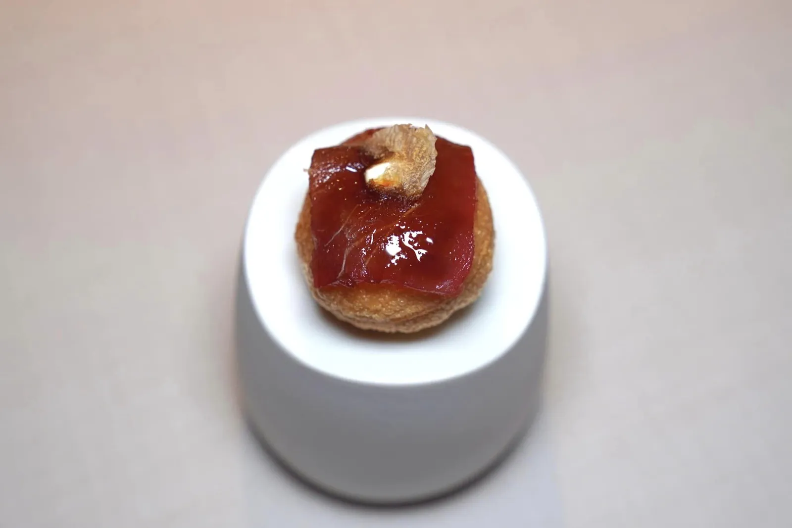 Sea Appetizers: Tuna niguiri with katsuobushi สุดท้ายคือ Niguiri ที่เชฟเปลี่ยนจากการใช้ข้าวมาเป็น Pani Puri กรอบ ๆ ท็อปด้านบนด้วยเนื้อปลาทูน่าและคัทซึโอะบุชิเสริมด้วยความฉุนของวาซาบิ คำนี้บอกเลยว่าโดดเด่นที่สุดในสามอย่างที่เสิร์ฟมาด้วยกัน (17/20)