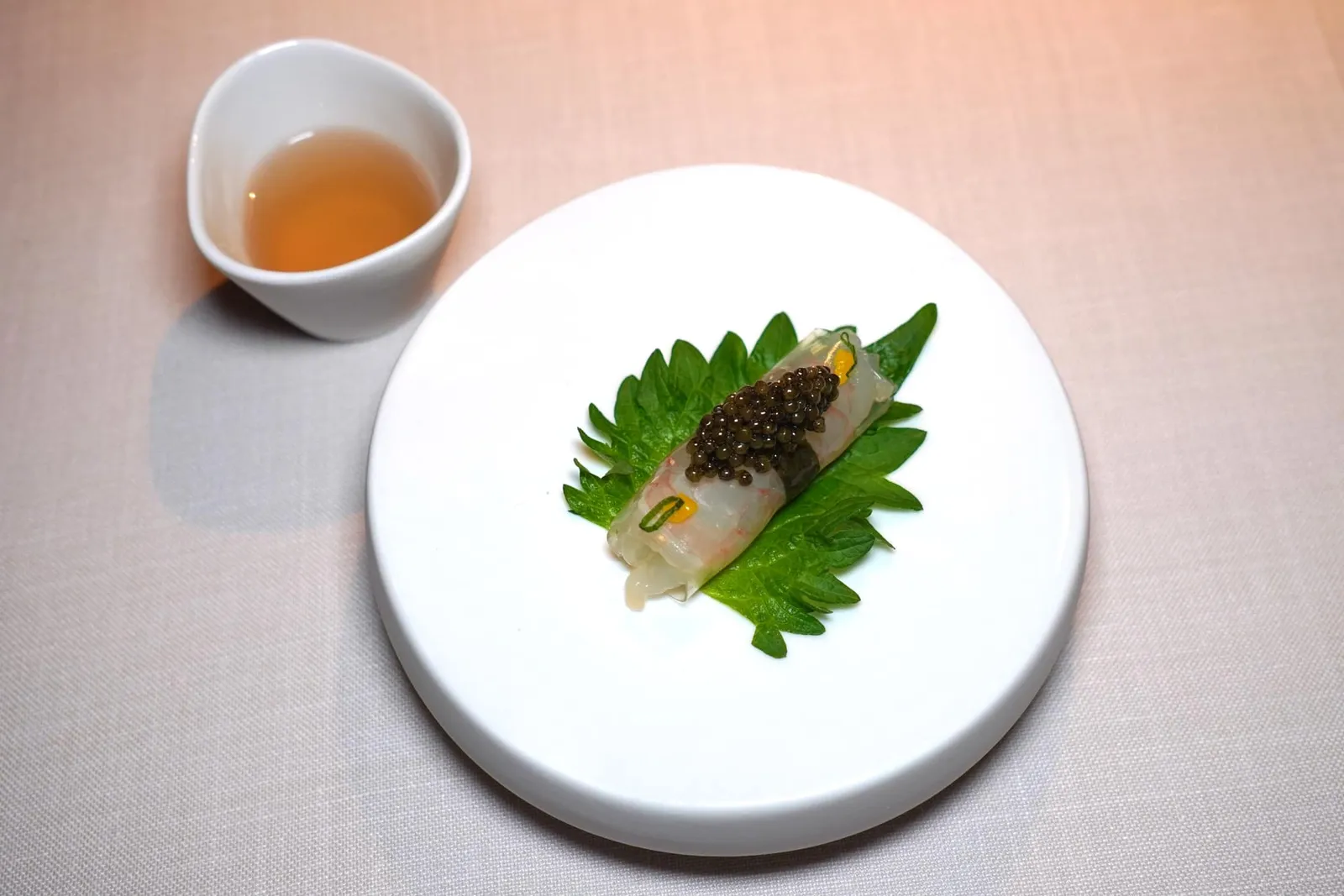 Sea Appetizers: Shiso cured scampi เริ่มต้นด้วยกุ้ง Crayfish ที่ผ่านการดองในใบชิโสะ รอบ ๆ คือเจลลี่สีใสที่เตรียมมาจากมะนาวให้รสเปรี้ยวมาช่วยดึงความหวานจากเนื้อกุ้งได้อย่างลงตัว ด้านบนท็อปด้วยคาเวียร์ วิธีรับประทานให้ใช้ใบชิโสะพันห่อตัวกุ้งอีกทีหนึ่งเพื่อให้มีกลิ่นฉุนเบา ๆ หลังจากจึงค่อยดื่มซุปใสอุ่น ๆ ที่เตรียมมาจากหัวกุ้ง Crayfish ตามไปอีกทีหนึ่ง (17/20)